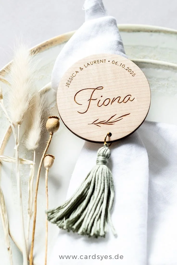 etiquette bois avec pompom