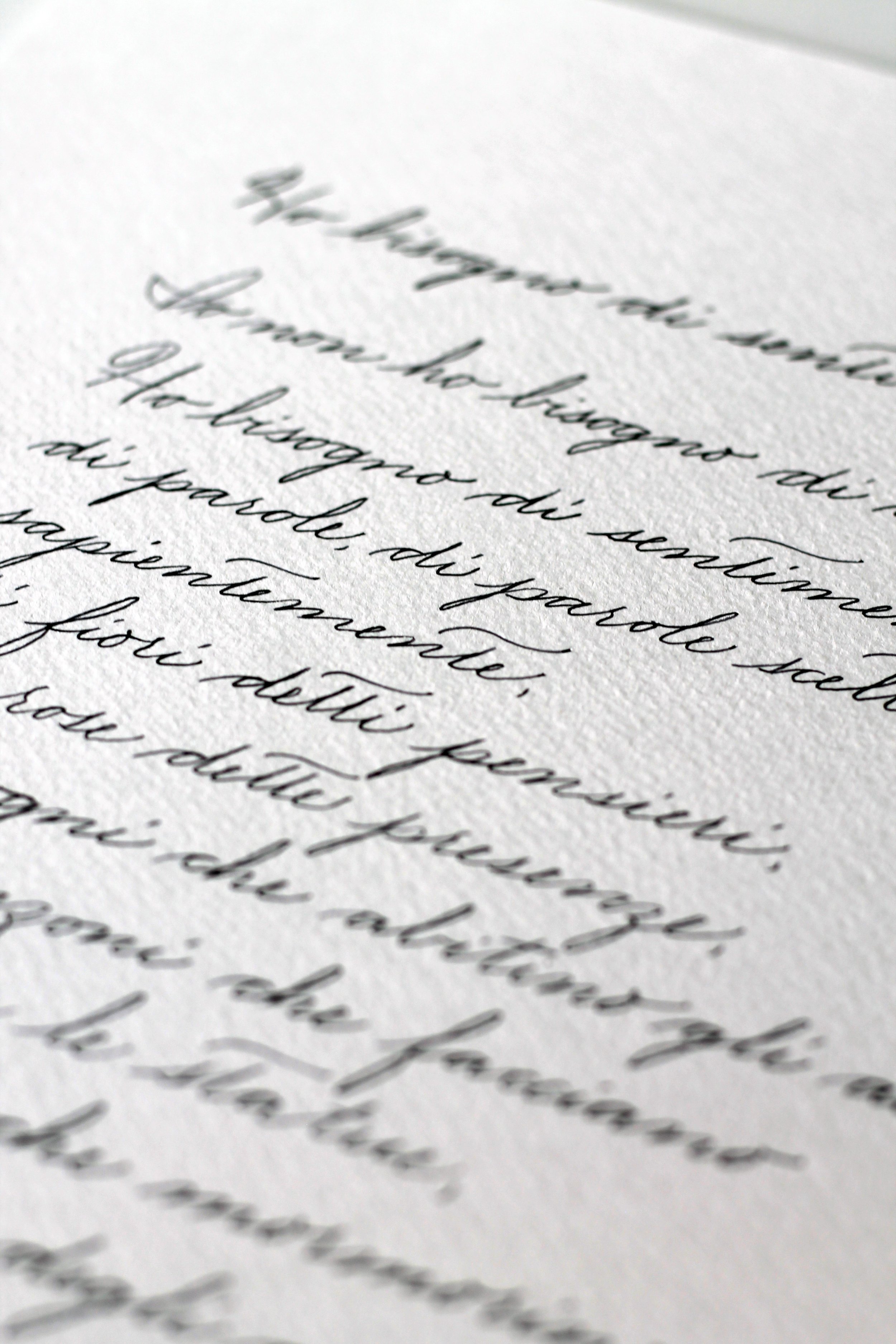 Una pagina di carta con scrittura in corsivo.