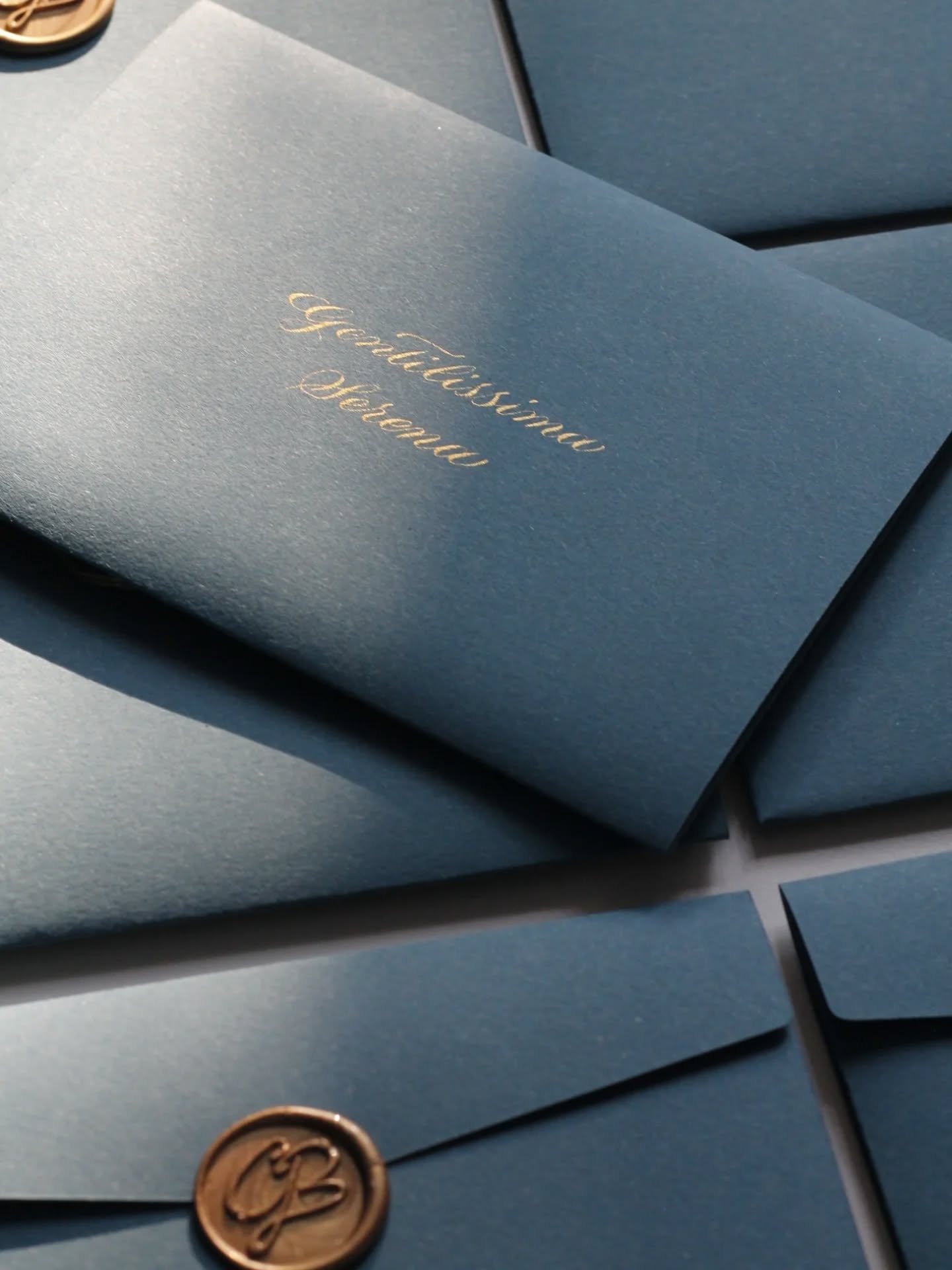 Un anno fa consegnavo queste buste 💌

Oro e ottanio, baciate dal sole ☀️

Carta Shiro Echo Raw Blue di Favini

Calligrafia per eventi
Intestazione buste
Wedding designer
Calligrafia