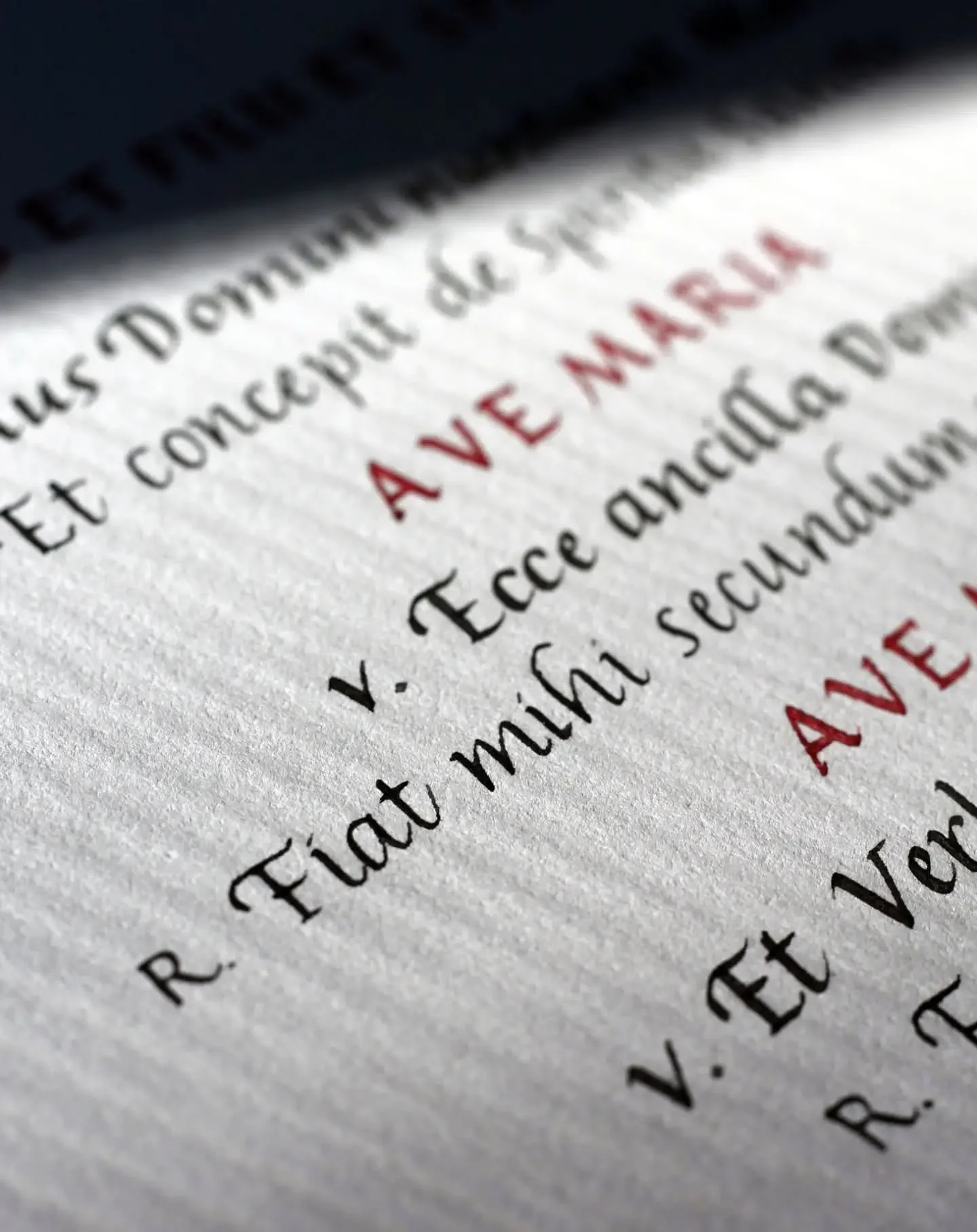 Pergamena 
(Realizzata per un monaco)

Carta: Canson Edition
Inchiostro: Sumi rosso e nero
Stile: italico

Meritava un altro post solo per il tempo che ci ho messo a prepararla ✨️