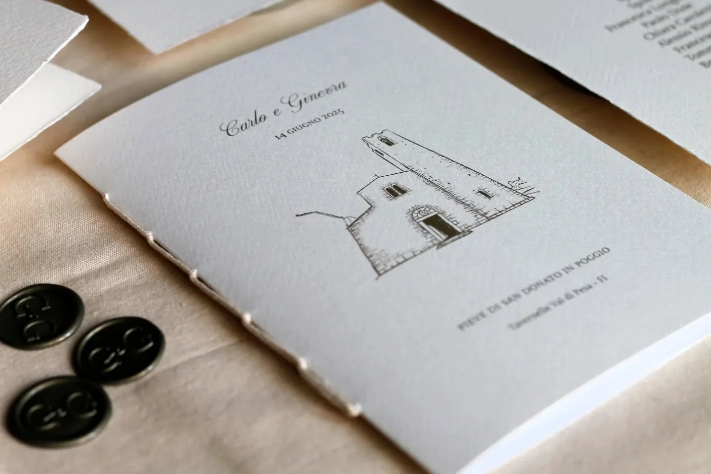 Per Ginevra e Carlo abbiamo infine pensato ai libretti per la cerimonia rilegati a mano e con illustrazione personalizzata della chiesa in cui hanno celebrato.

Le illustrazioni in questo stile sono sempre disponibili e potete richiedermele anche se 