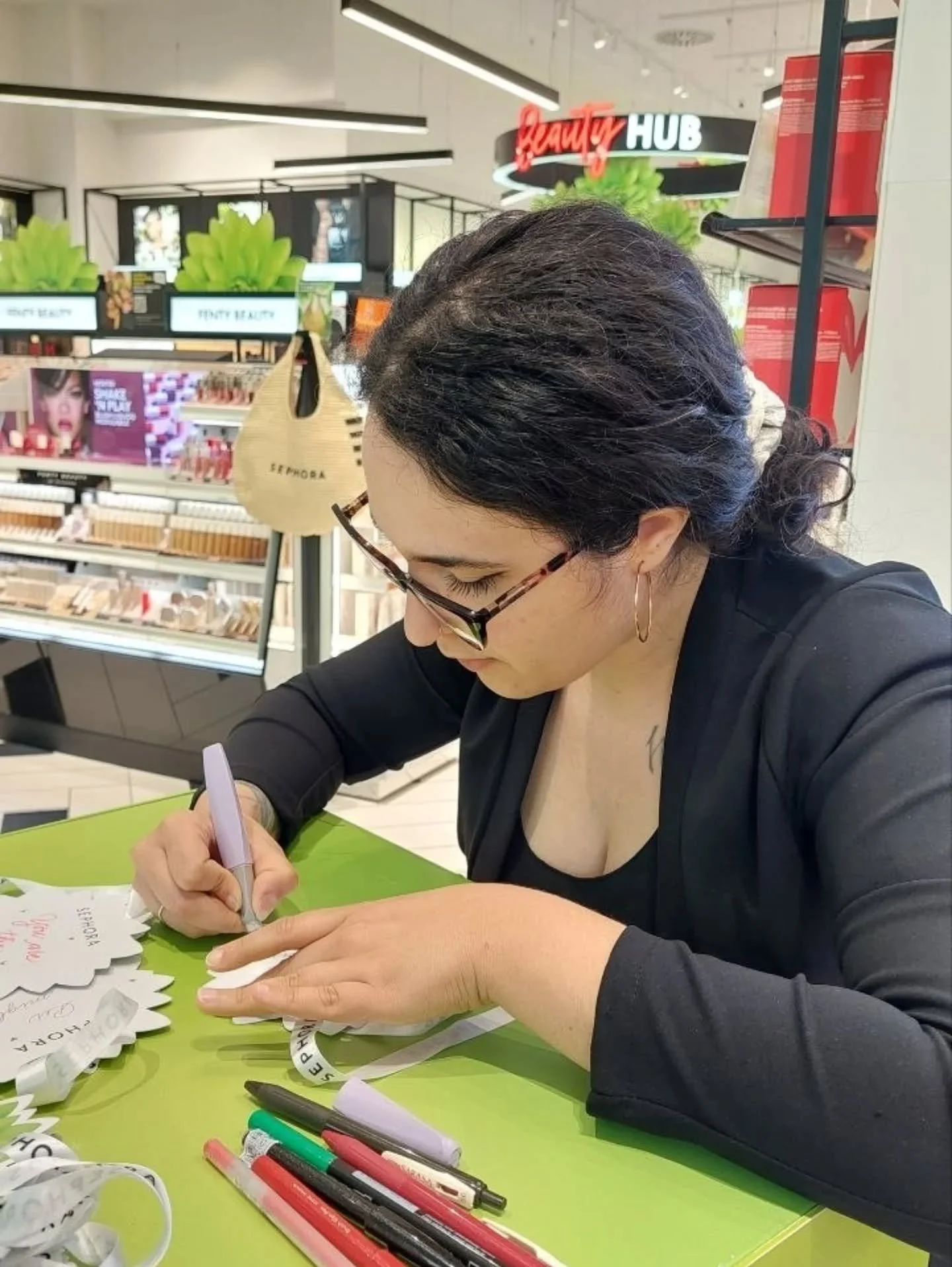 Cose divertenti di questo weekend:

Le domande:
~ Ma quindi tu hai studiato stenografia? 
(A stento so che cos'&egrave;)
~ Quindi oggi farai serigrafia sui profumi?

Cose carine di questo weekend:

Una signora over 70 che mi dice che porter&agrave; l