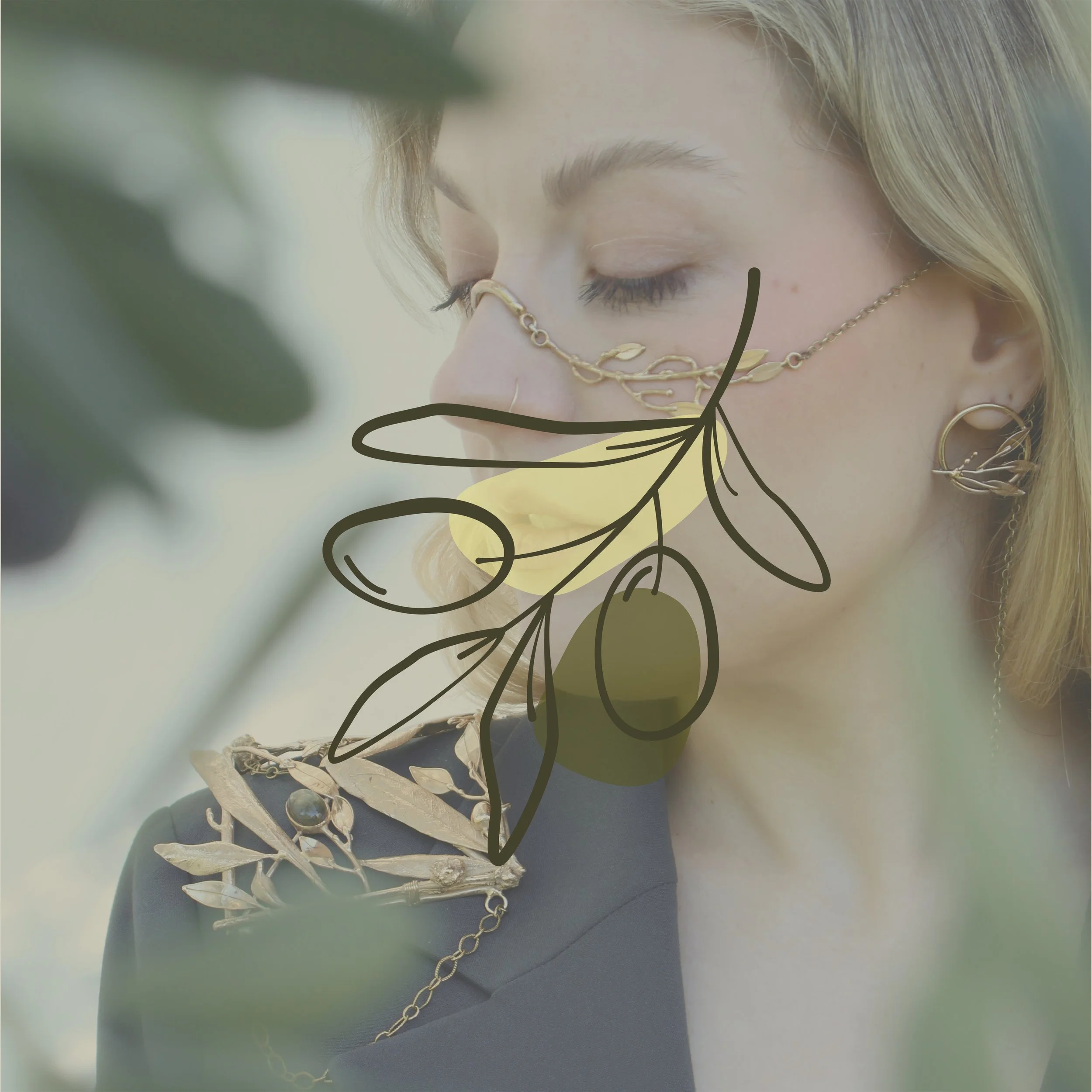 Una donna indossa gioielli d'oro, inclusi orecchini grandi e un collier, con un disegno di foglia sovrapposto sull'immagine.