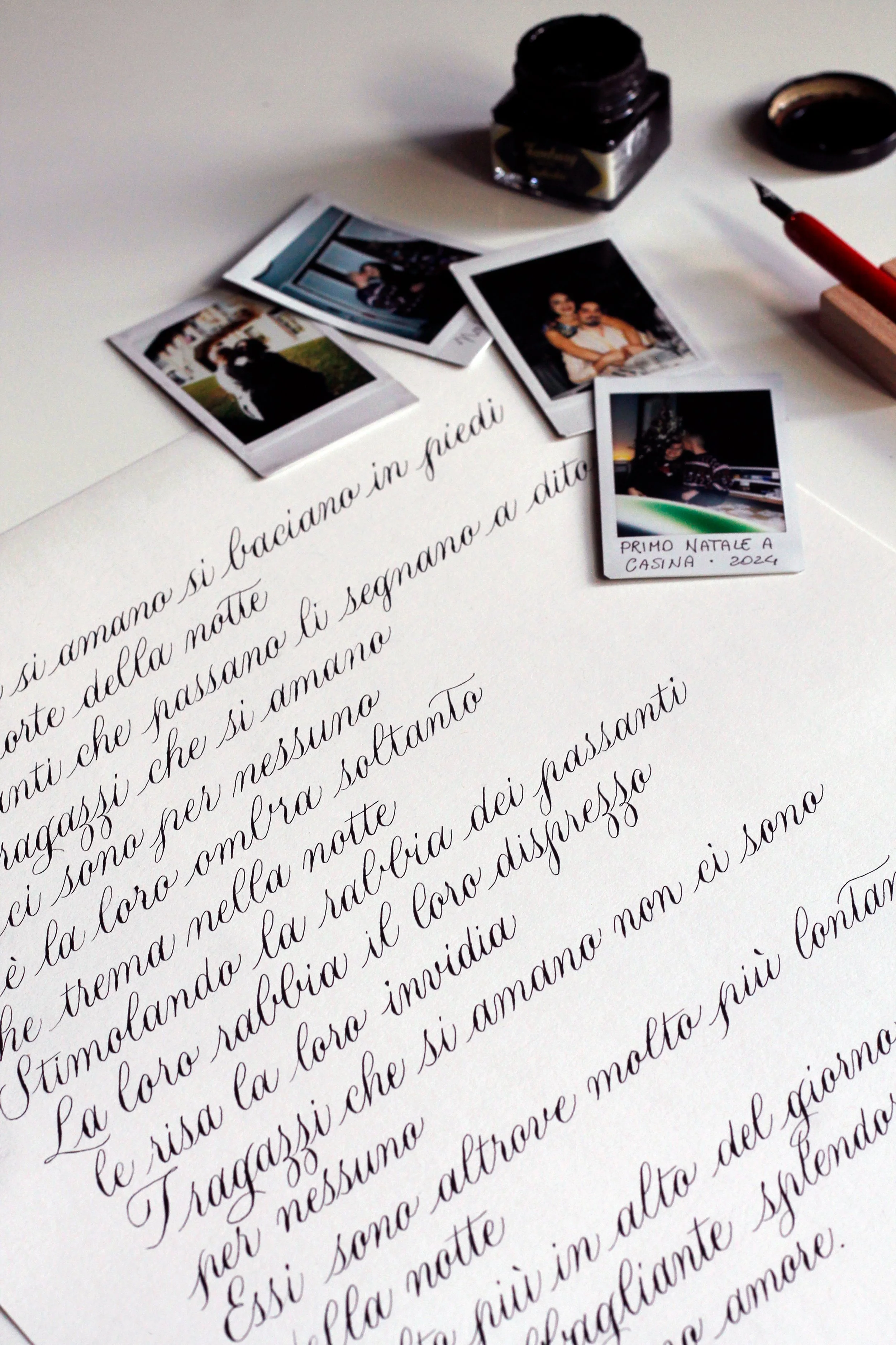 Pagina di un testo scritto a mano con fotografie di Natale e scritte sotto, inclusa una che dice 'Primo Natale a Casina 2024'.