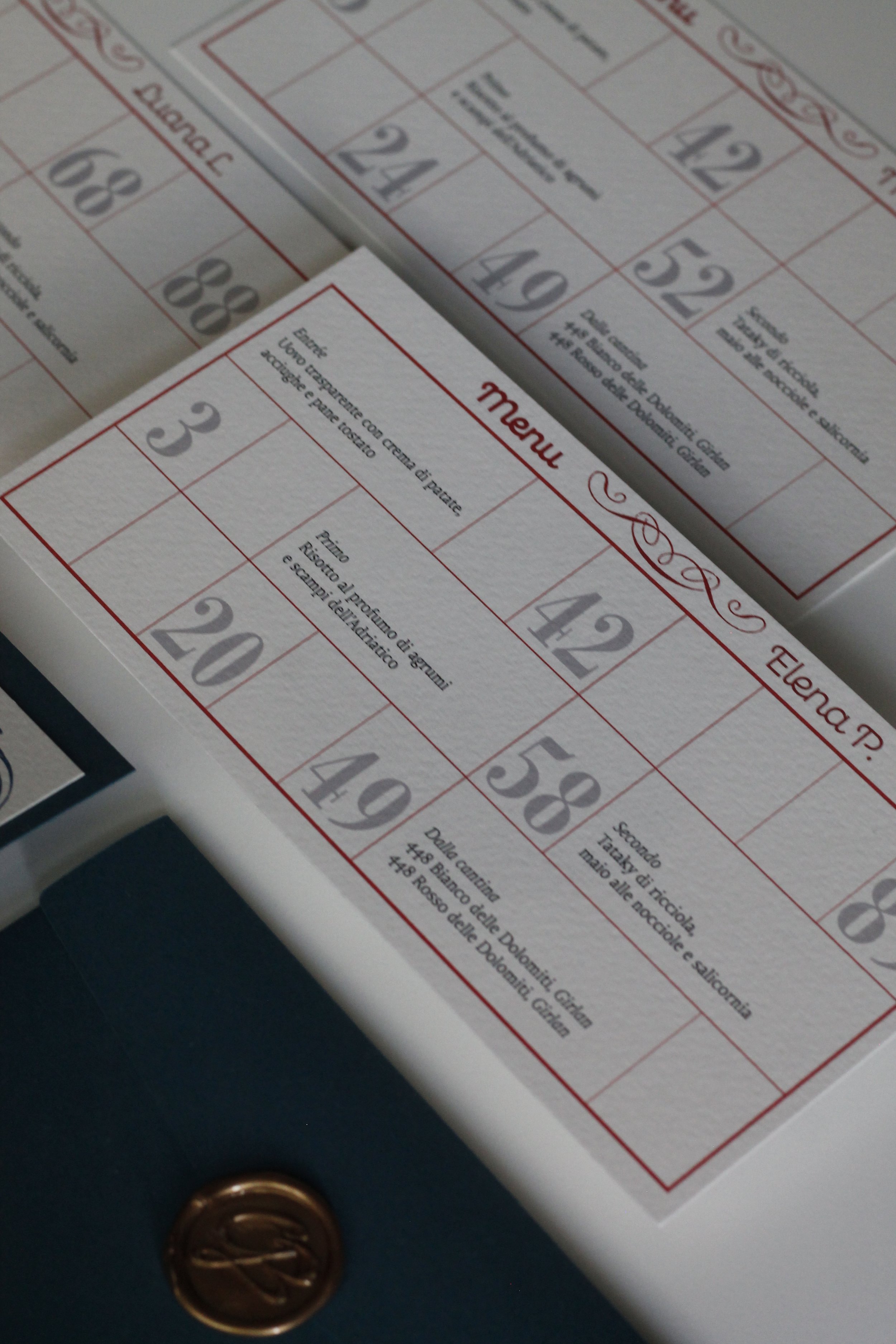 Menù scritto con numeri e testo in italiano, decorazioni e una sezione dedicata a Elena P.