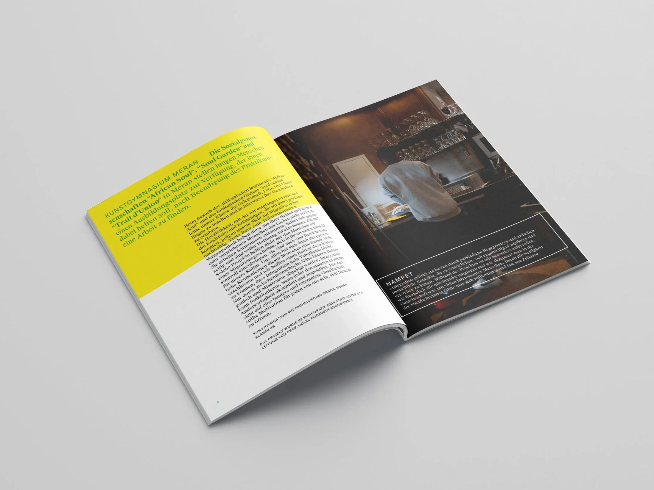 Offene Zeitschrift mit Artikel über Kunstgynasium und einem Bild eines Bars mit hinter der Theke arbeitendem Barkeeper.