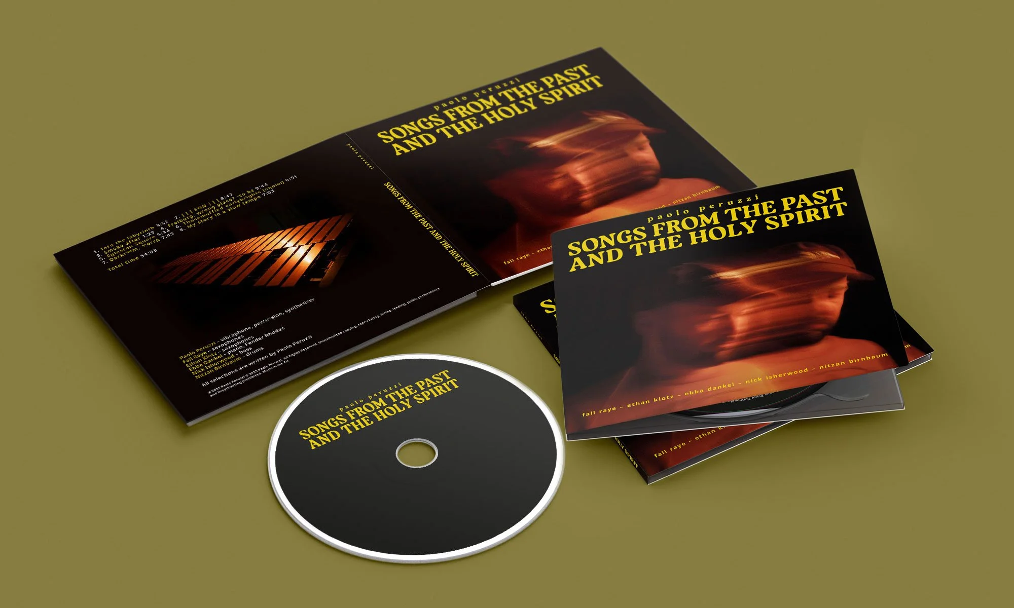 Ein CD-Album und zwei Booklets mit dem Titel "Songs from the Past and the Holy Spirit" von Paolo Peruzzi, mit einem dunklen und in warmen Farben gehaltenen Coverfoto.