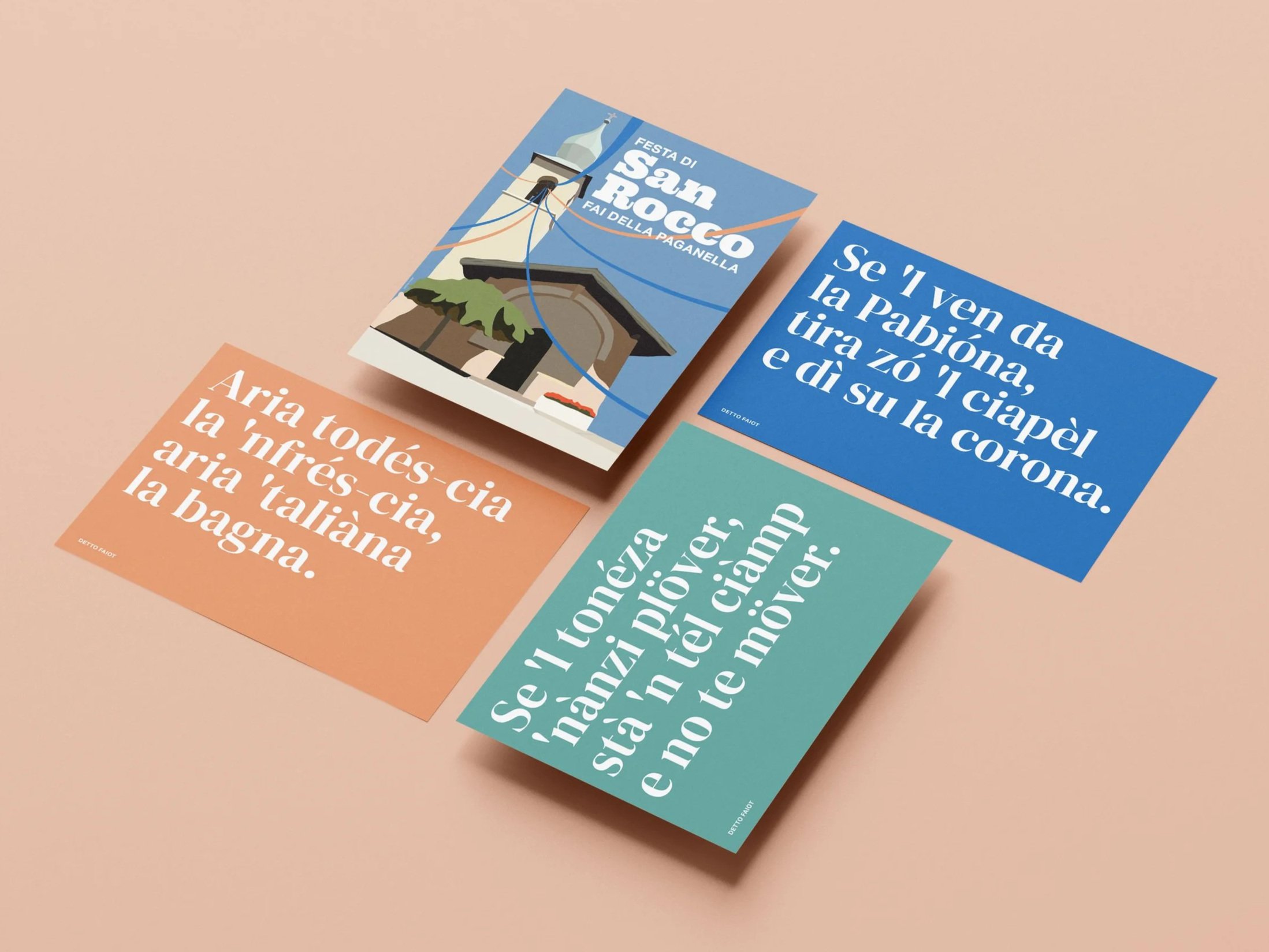 Bunte Karten mit Trentiner Zitaten und einem Poster zur Festa di San Rocco, das einen Kirchturm zeigt.