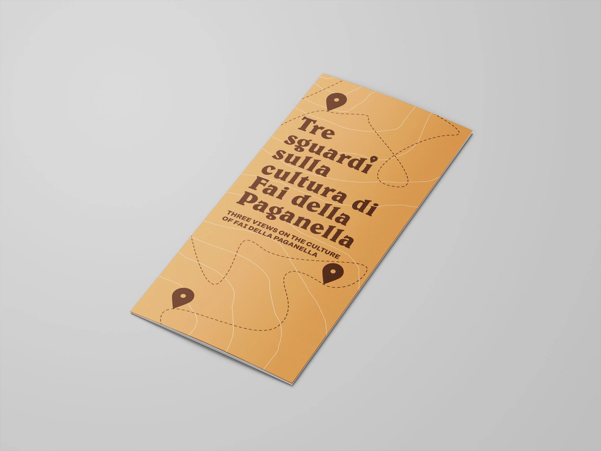 Flyer mit orangefarbenem Hintergrund, Titel in dunkler Schrift: "Tre sguardi sulla cultura di Fai della Paganella", darunter englischer Text: "Three views on the culture of Fai della Paganella", mit stilisierten Landkartenlinien und mehreren Standortmarkierungen.