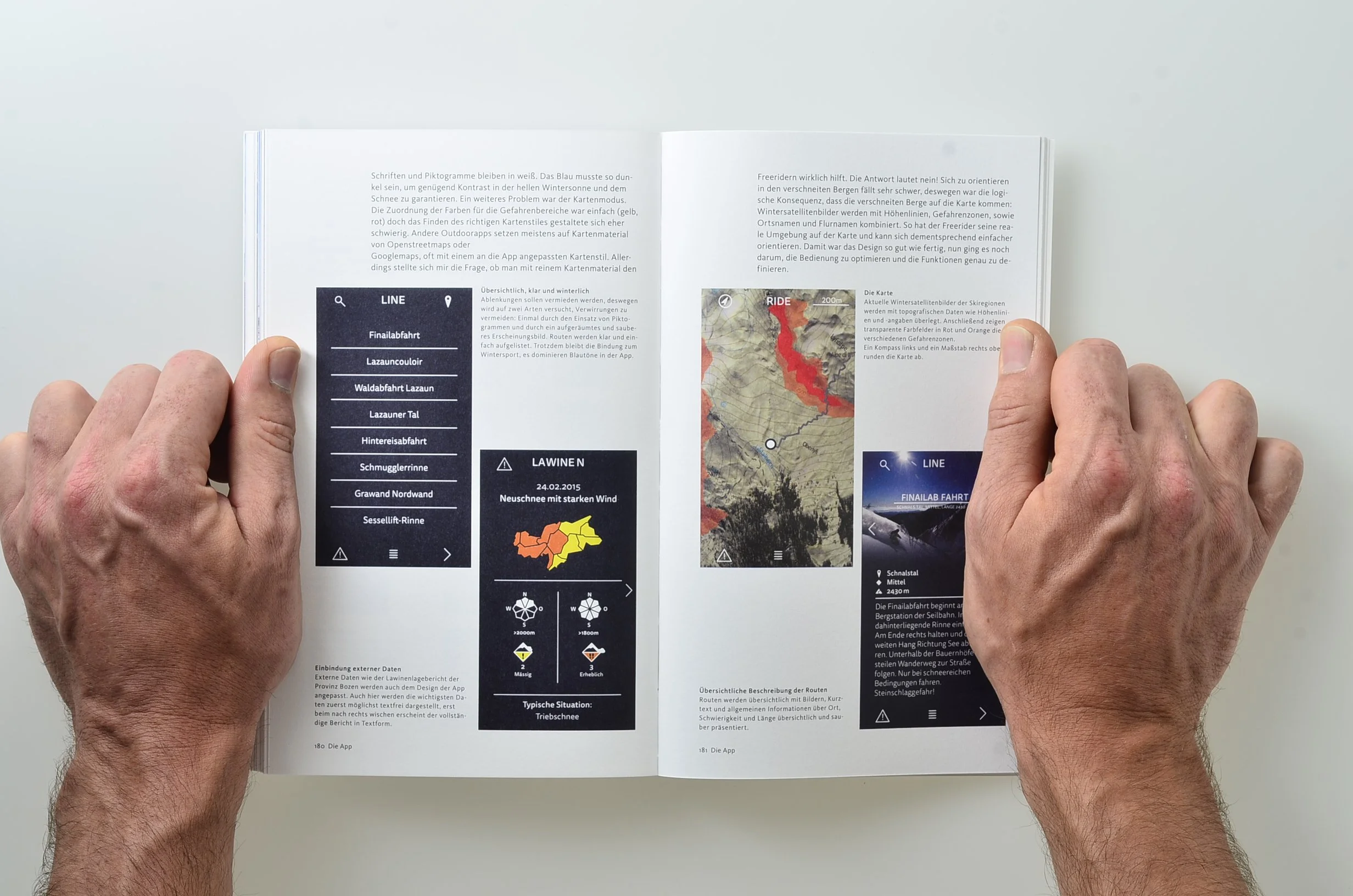 Offen gebrauchtes Buch mit zwei Händen, die es betrachten. Das Buch enthält Text, Karten, Diagramme und App-Designs in deutscher Sprache, die sich auf Wander- und Skitouren sowie Schneeschneelandschaften beziehen.
