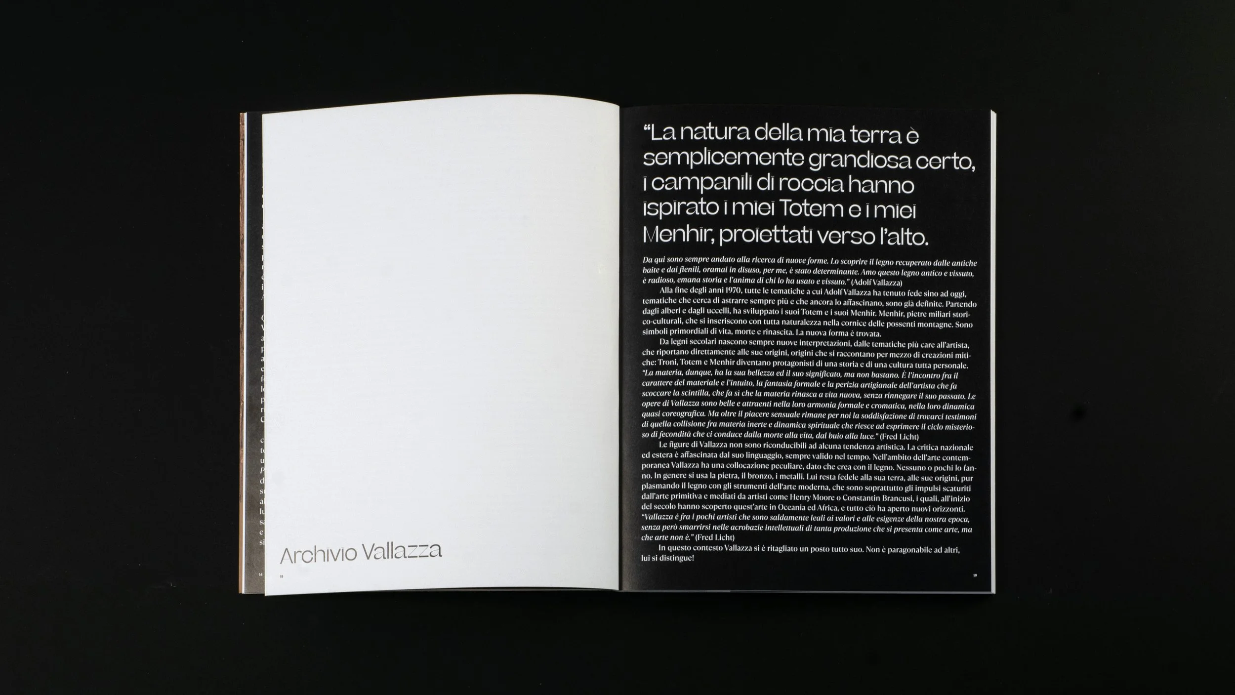 Offene Buchseite mit Text, die linke Seite ist leer mit der Beschriftung 'Archivio Vallazza', die rechte Seite enthält einen langen Text in italienischer Sprache.