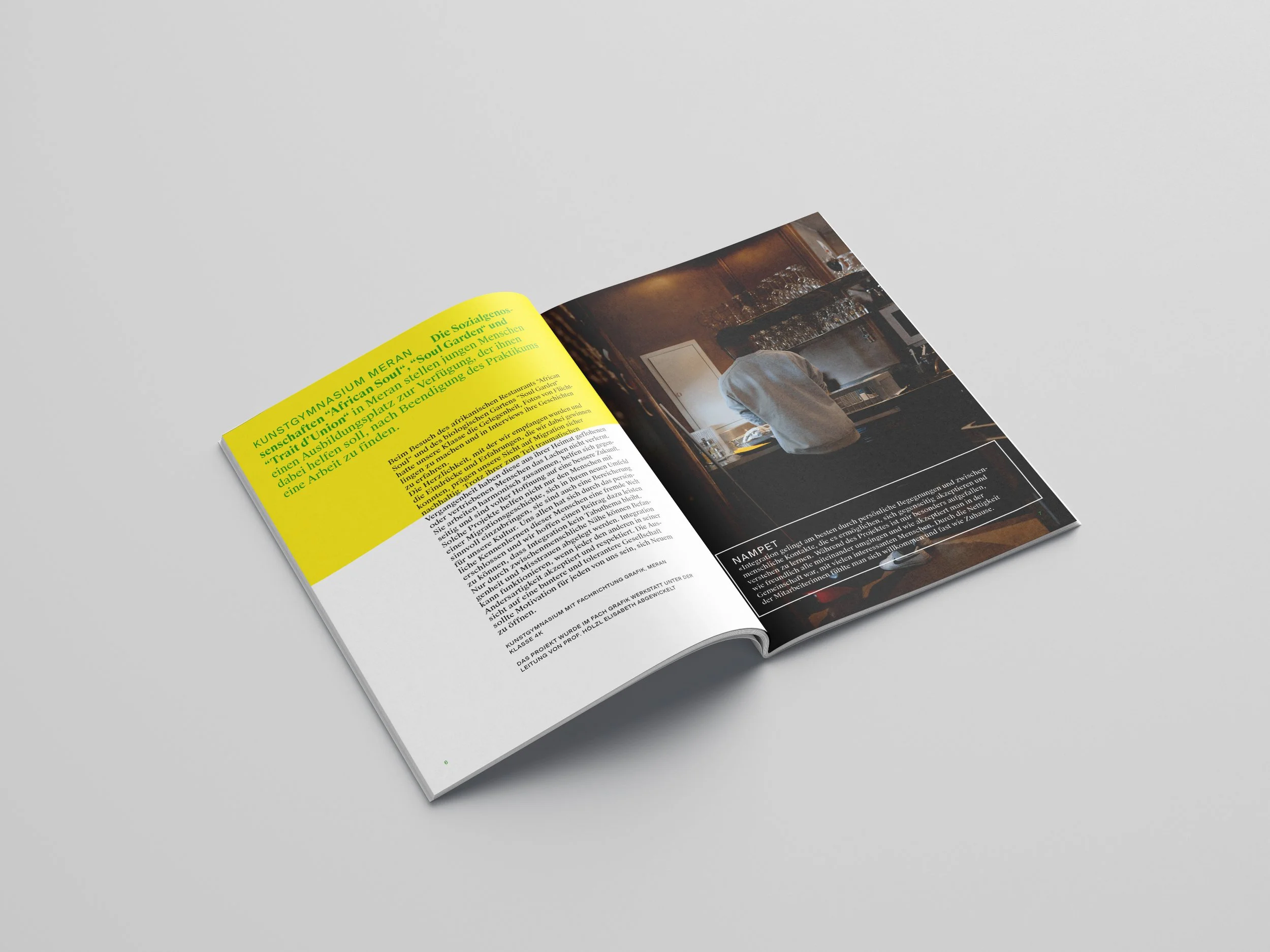 Offene Zeitschrift mit Text und Bild, auf weißem Hintergrund.