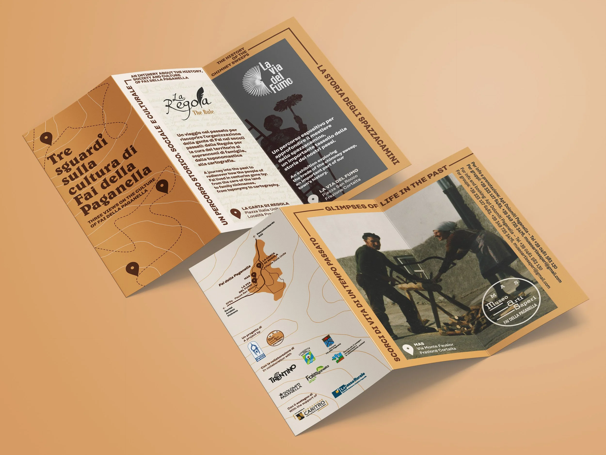 Mehrere ausklappbare Broschüren über die Kultur des Fai della Paganella in Italien, inklusive Karten, Fotos und Textinformationen.