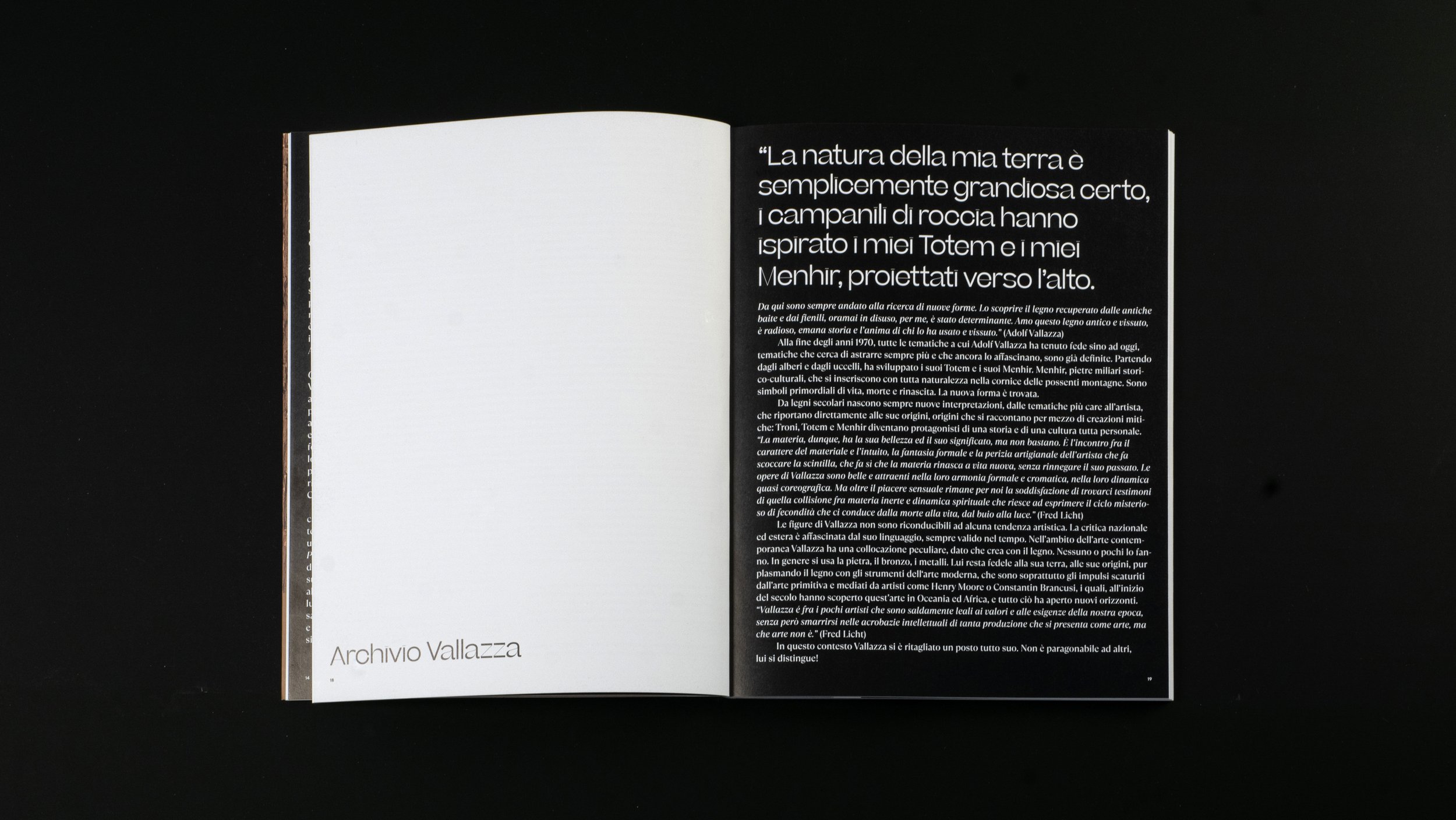 Offen gebundenes Buch mit italienischem Text, auf der linken Seite 'Archivio Vallazza' und auf der rechten Seite ein Textabschnitt mit mehreren Absätzen.