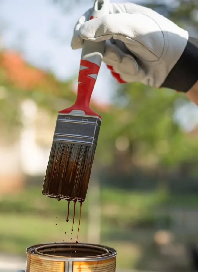 Application minutieuse d'un traitement protecteur pour le mobilier extérieur en bois et métal.