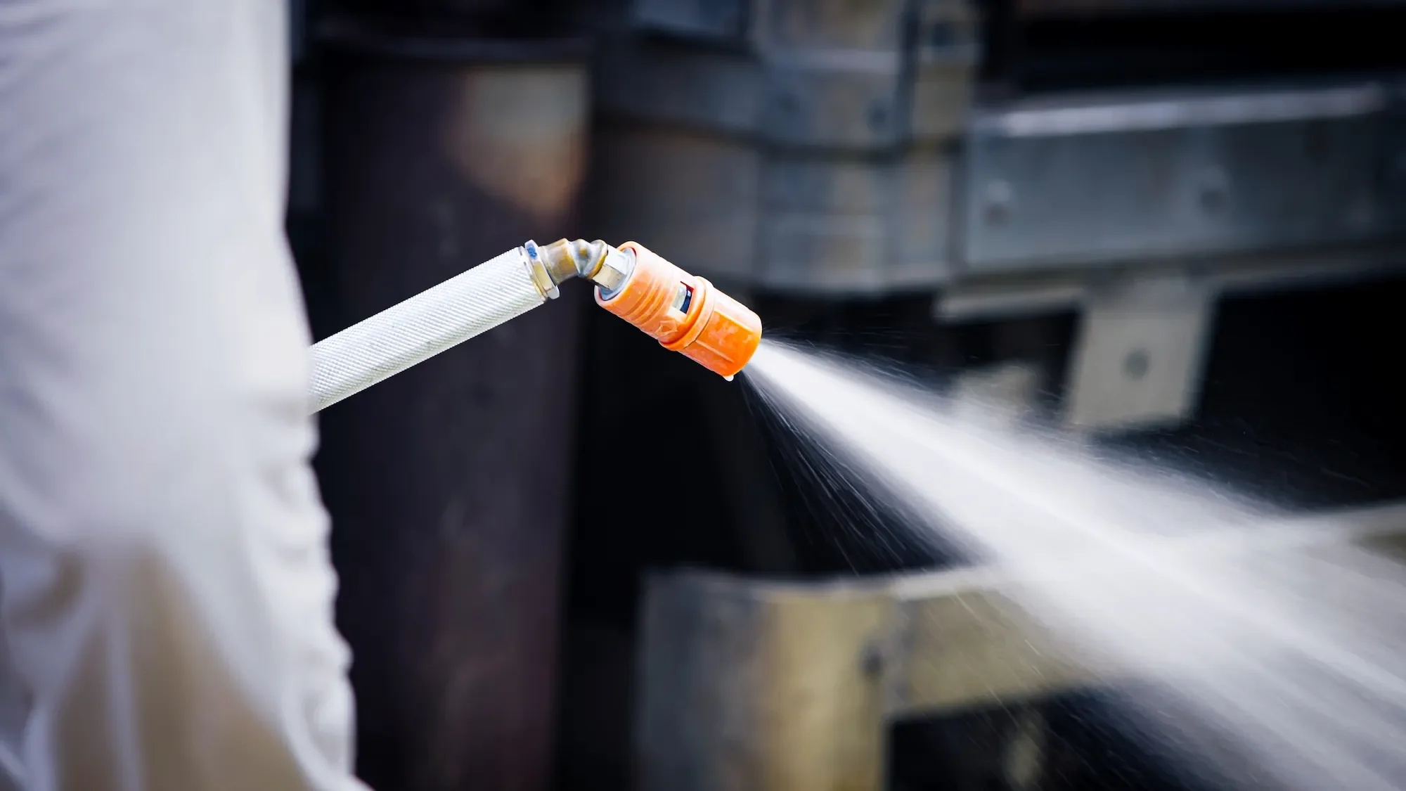 Application d'un traitement anti-mousse professionnel sur une surface extérieure par Rince Caillou.