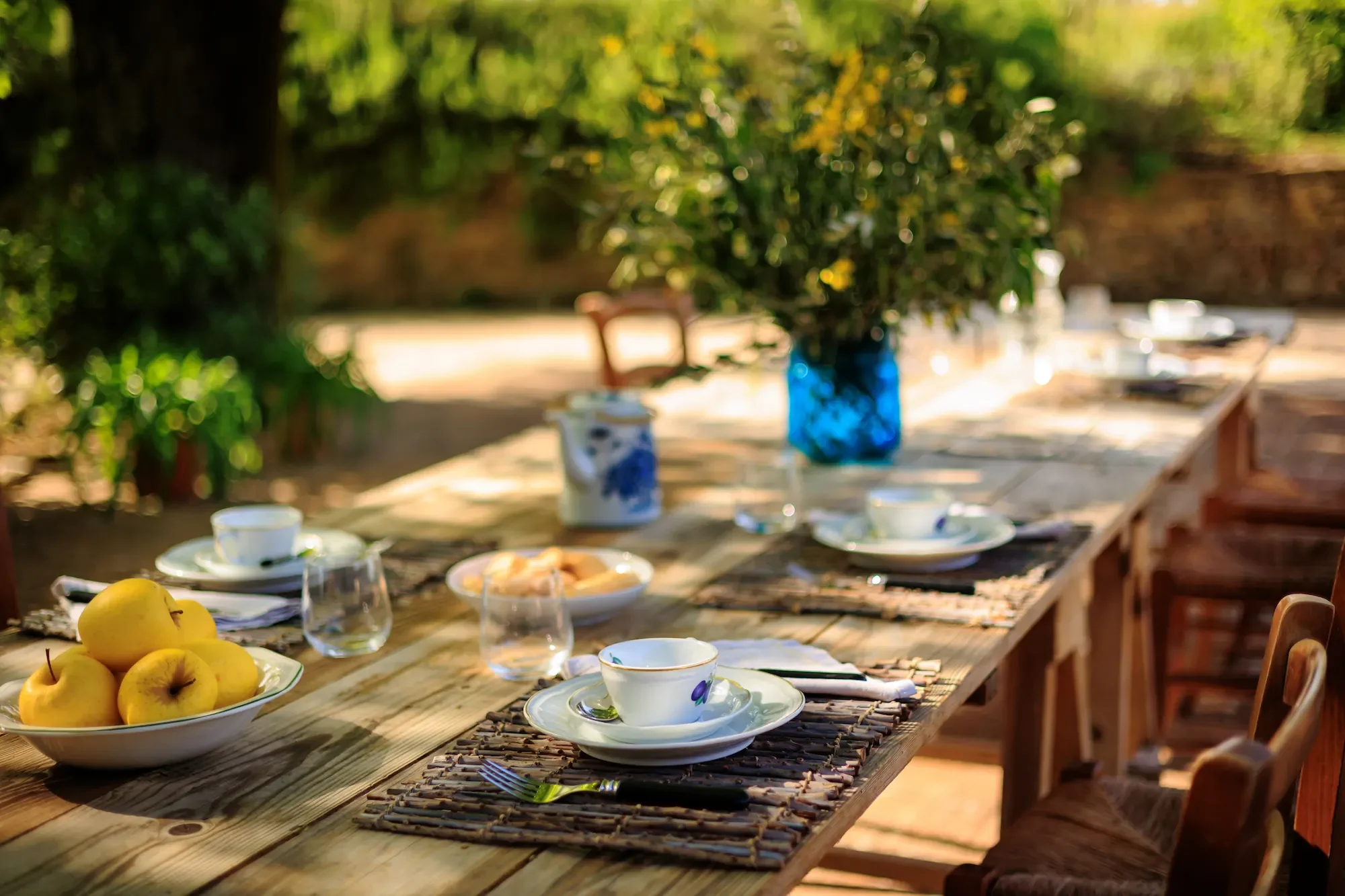 Table conviviale sur terrasse à Arles, illustrant le service de nettoyage Rince Caillou pour immobilier de tourisme.