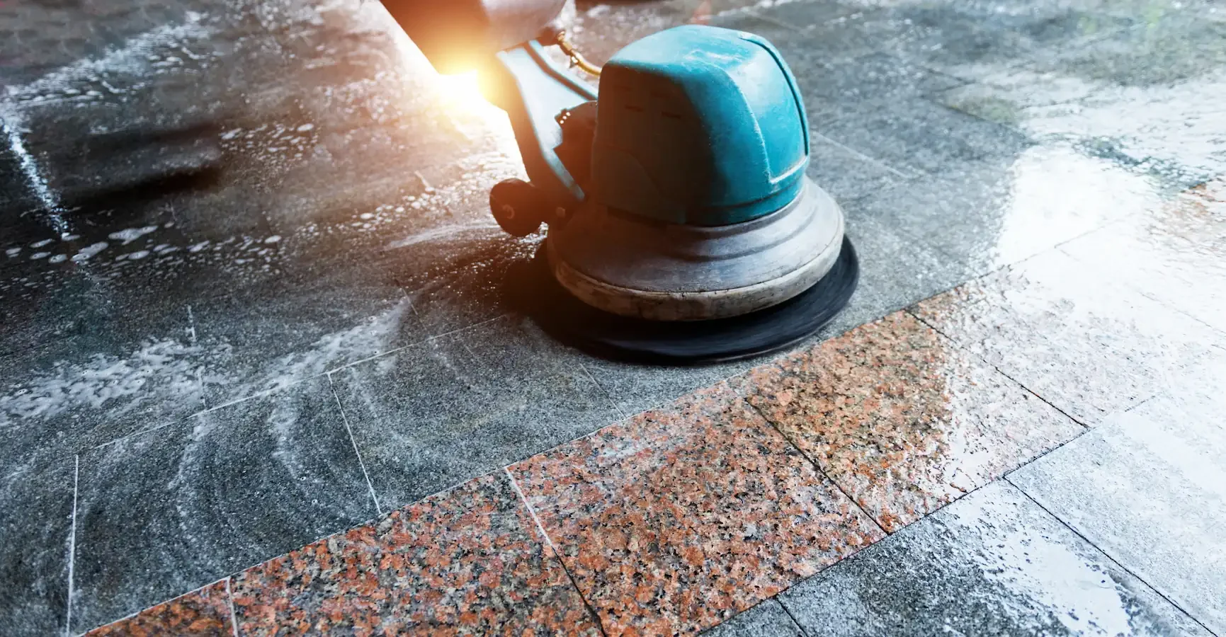 Utilisation d'une monobrosse professionnelle pour le nettoyage haute performance de dalles en pierre.