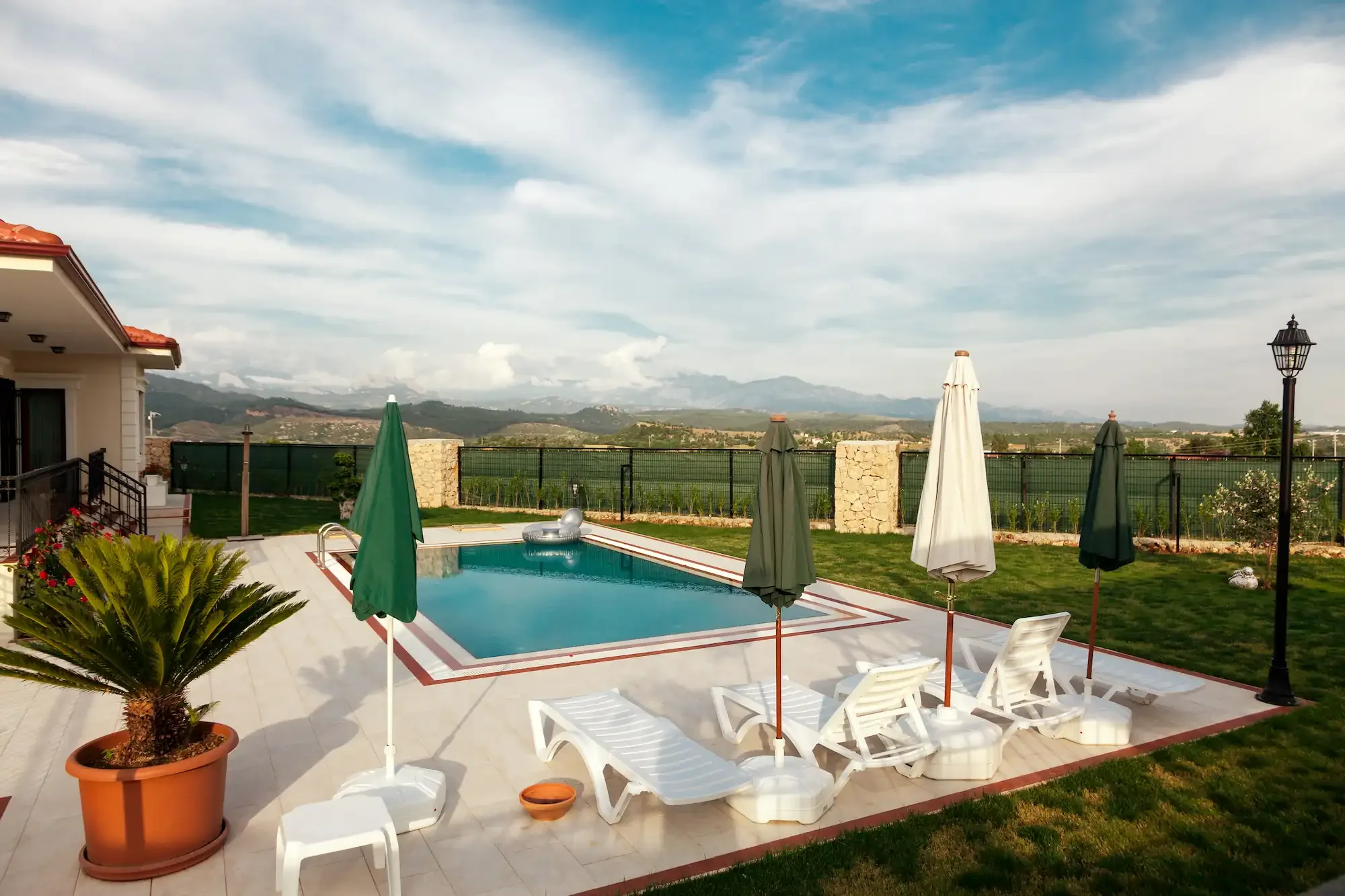 Nettoyage et entretien d'un mobilier pvc de piscine blanc pour une terrasse en Provence.