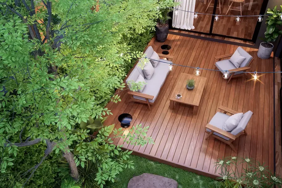 Terrasse bois avec mobilier et luminaires, parfaitement propre après l'intervention de Rince Caillou.