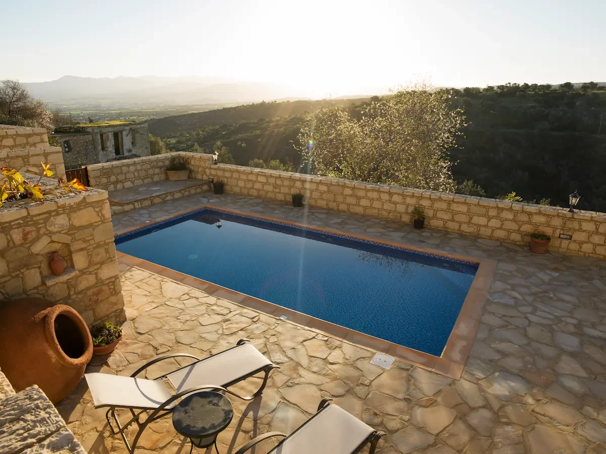 Vue panoramique d'une terrasse en pierre naturelle nettoyée par Rince Caillou face aux collines de Provence.
