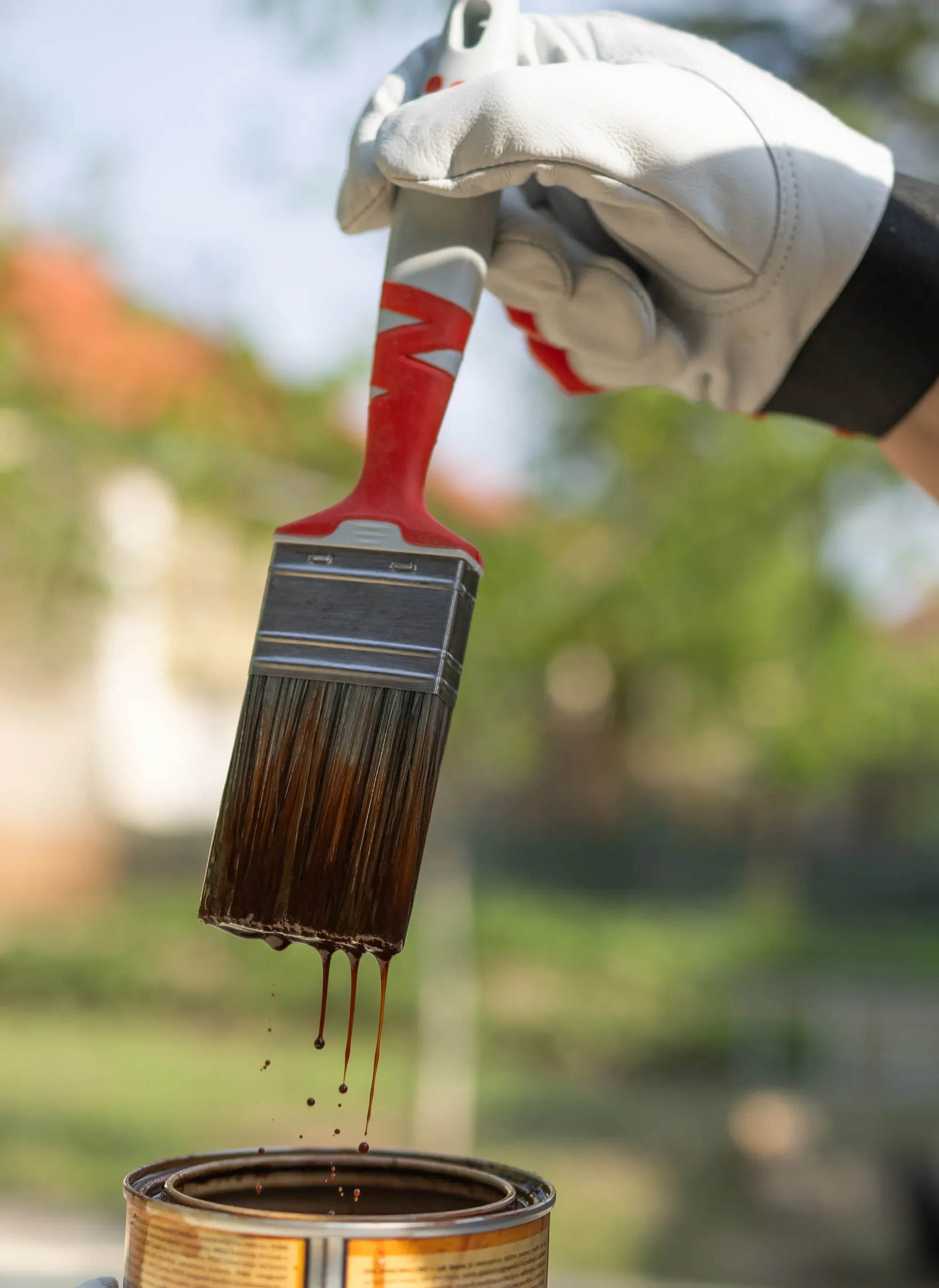 Nettoyage et application de protections adaptées sur les éléments  du jardin, volets, grilles, mobilier.