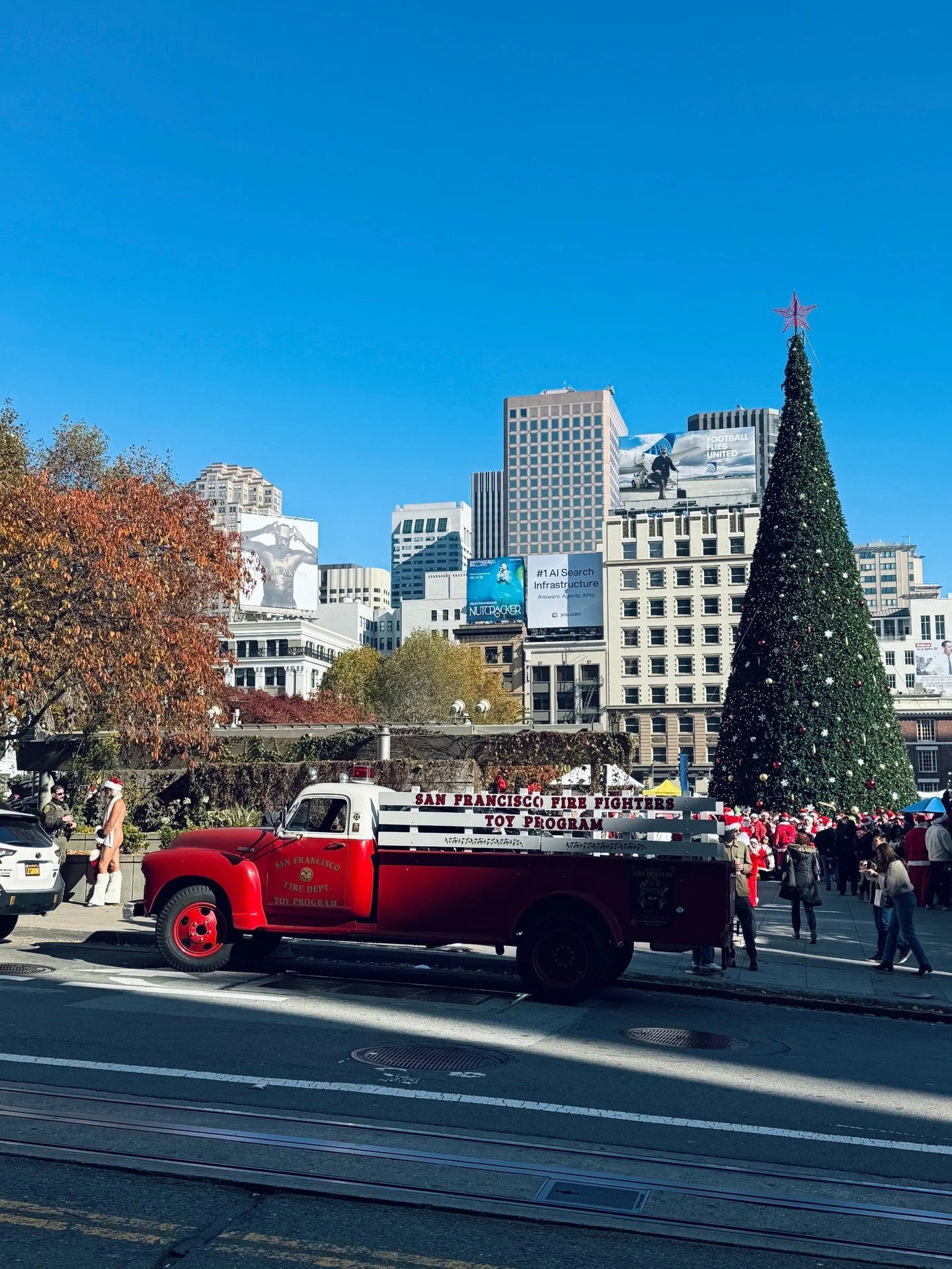 The AMC team sends holiday cheer from San Francisco!  We wish our partners, clients, and community a season full of rest and inspiration. Happy Holidays! 🎁🎄☃️
.
.
.
.
#fundraisingfun #AMCrawford #nonprofitconsultant #consultancy #nonprofitfundraisi