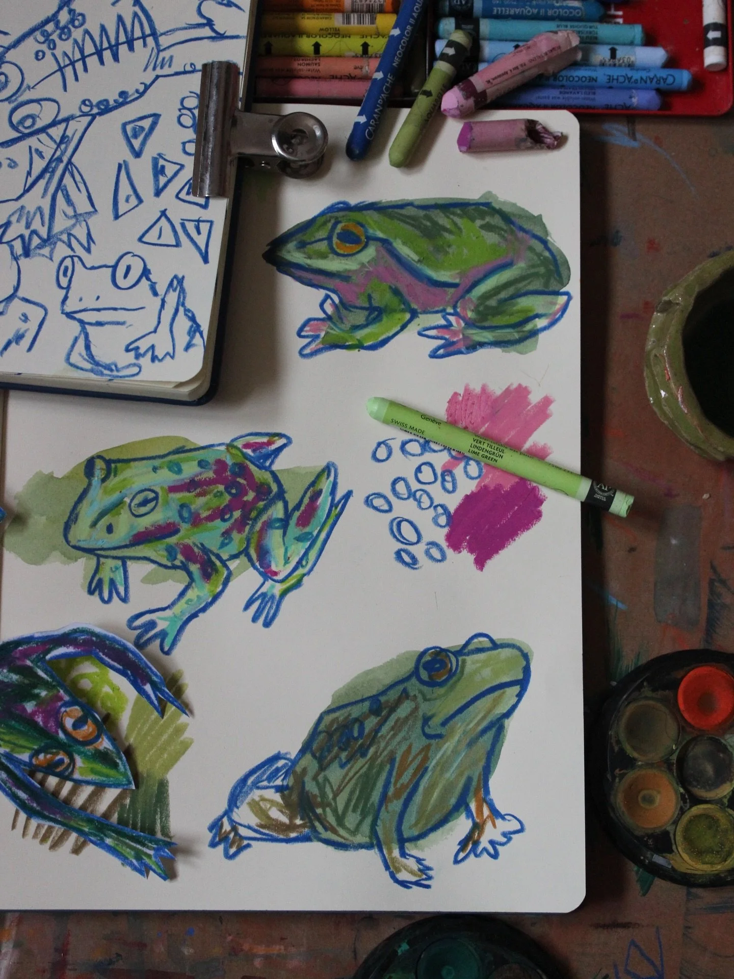 FROGS! 🐸 with @londondrawinggroup &amp; @emmacarlisle_ 

Every shape can be turned into a frog - that&rsquo;s what I&rsquo;ve taken away from this class!! 

Using Neocolour, Acrylic Ink and Oil Pastel!

#frogs #mixedmedia #artclass