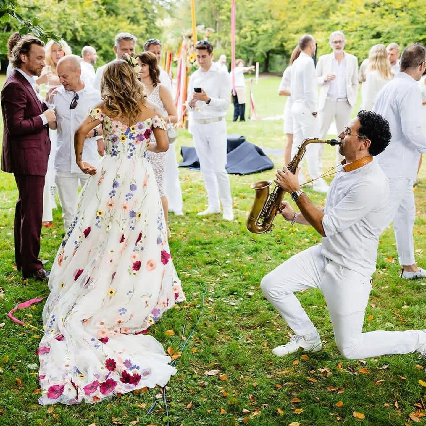 Giving it all at every celebration 🌻🎷

Beautiful memory from the wedding of @luzbelutashi and Jeroen.

🎸 @guaca.mayo 
🎷 @miguel_sucasas 
📸 @beeldbroeders 

Music organized by: @erim.music