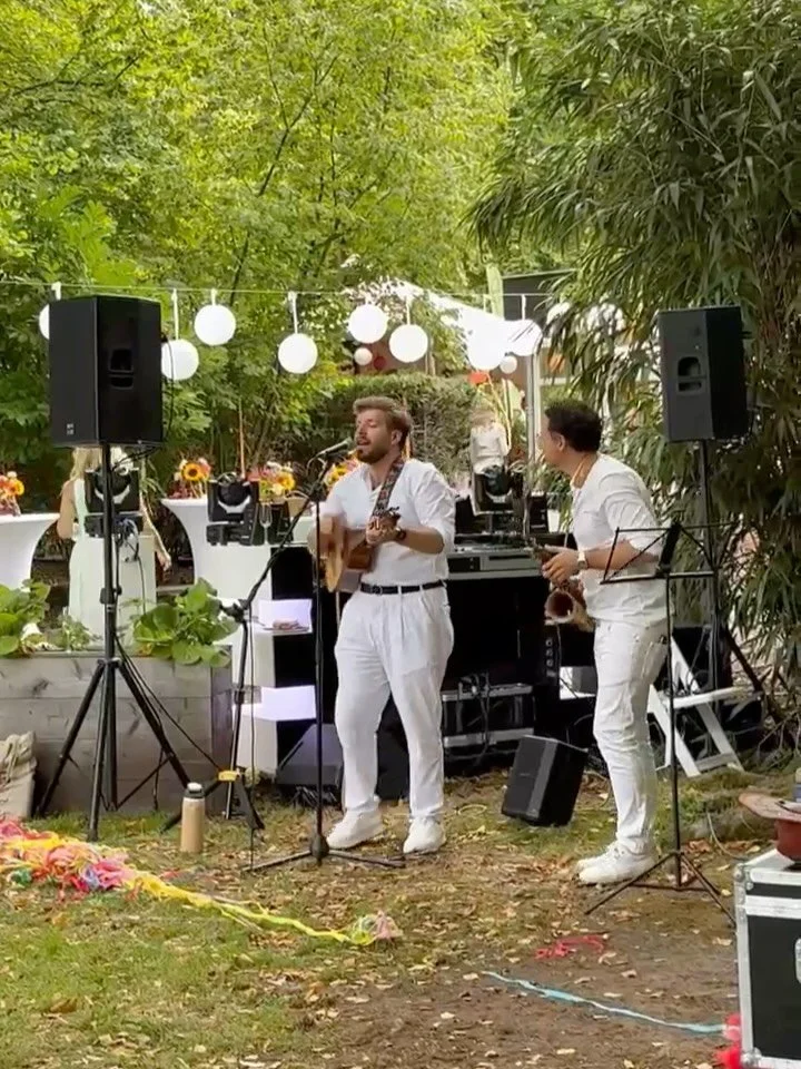 Beautiful Peruvian &amp; Dutch wedding of L&amp;J.
A white evening full of Latin sounds.
@guaca.mayo 🎤
@miguel_sucasas 🎷
.
.
.
.
.
Thanks to @erim.music for organizing it.
.
.
.
#bruiloft #latinmusic #saxophone #dancing #nederlands #salsa