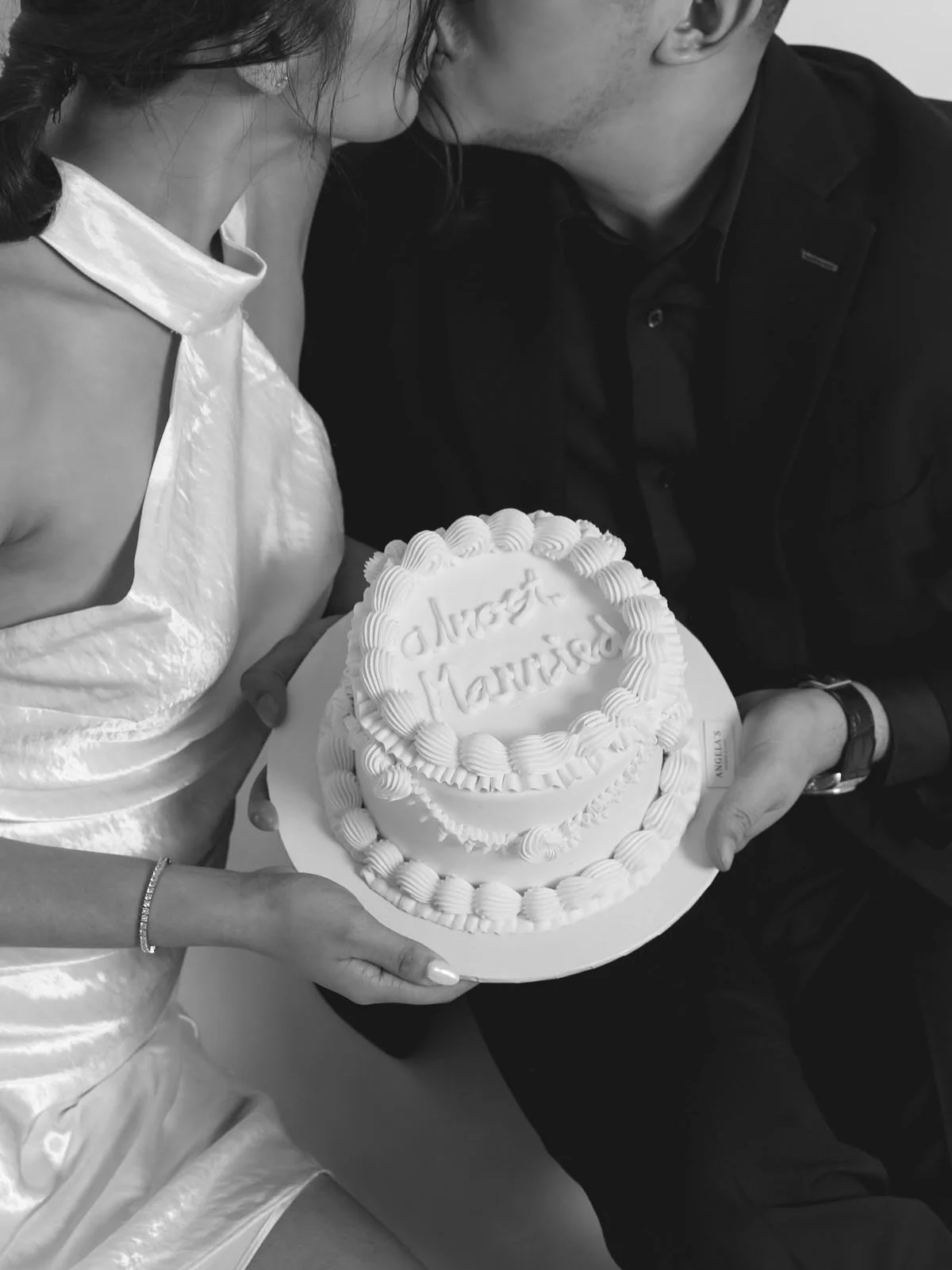 💍✨ From &ldquo;yes&rdquo; to forever &mdash; our all-white studio is the perfect backdrop for celebrating love! Whether it&rsquo;s engagements, showers, or intimate gatherings, this space transforms into whatever you imagine. 🍰💕 #StudioEvents #Eng