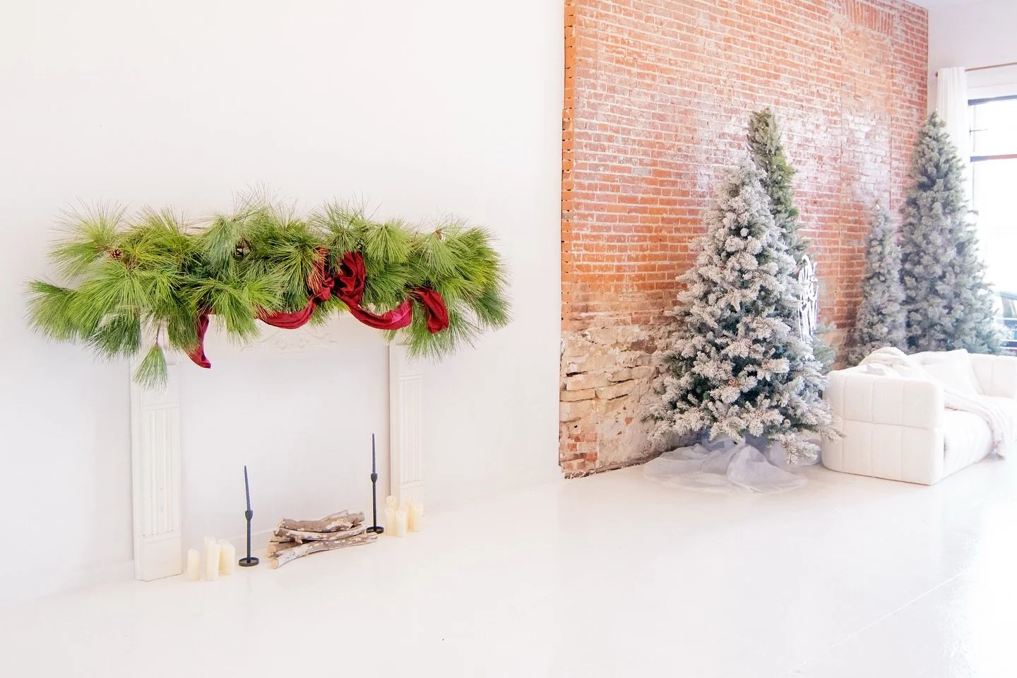 🎄✨ Our Christmas d&eacute;cor slots are filling up FAST! ✨🎄
If you&rsquo;ve been wanting holiday photos at the studio, now is the time to book, here are the updated available slots:

November Availability: 
&bull; 19th &mdash; open
&bull; 20th &mda