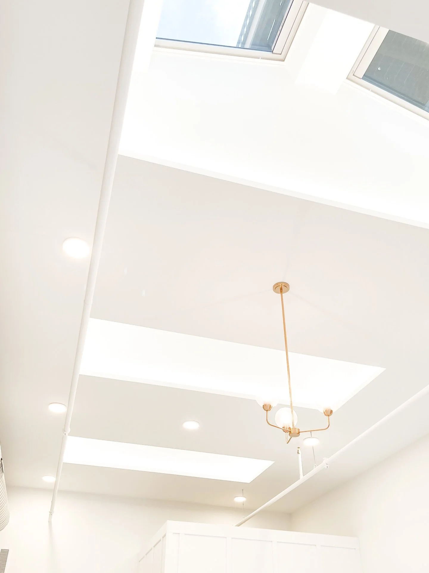 Not only do we have gorgeous large windows flooding the studio with natural light, we also have three ceiling skylights that let the sunshine pour in from above! ☀️✨

The result? A bright, airy, and inviting atmosphere, perfect for photoshoots, event