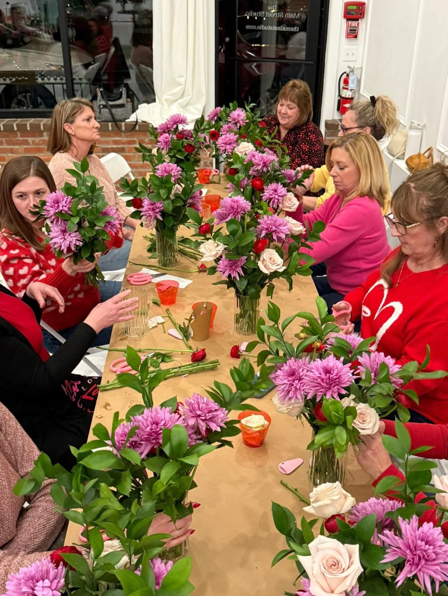🌺 🌹 what a beautiful galentines floral arrangement event at the studio! Hosted by the wonderful and talented @joyfulbloomsllc ❤️