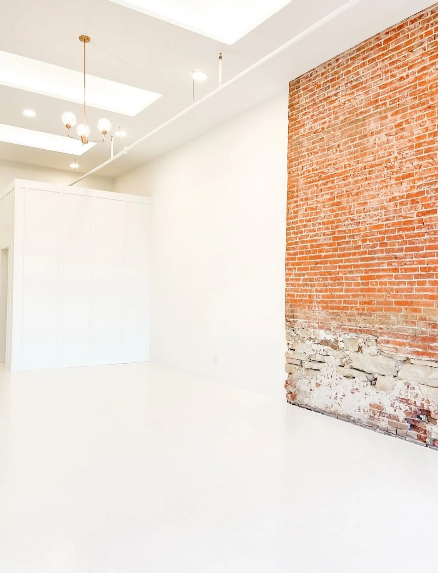 Looking for the perfect place to get creative? We are waiting for youu! We are an all white studio space with so many features! Simply book online and get creative! 
Themainststudio.com 

#photographer #stlphotographer #studiospace #whitevenue