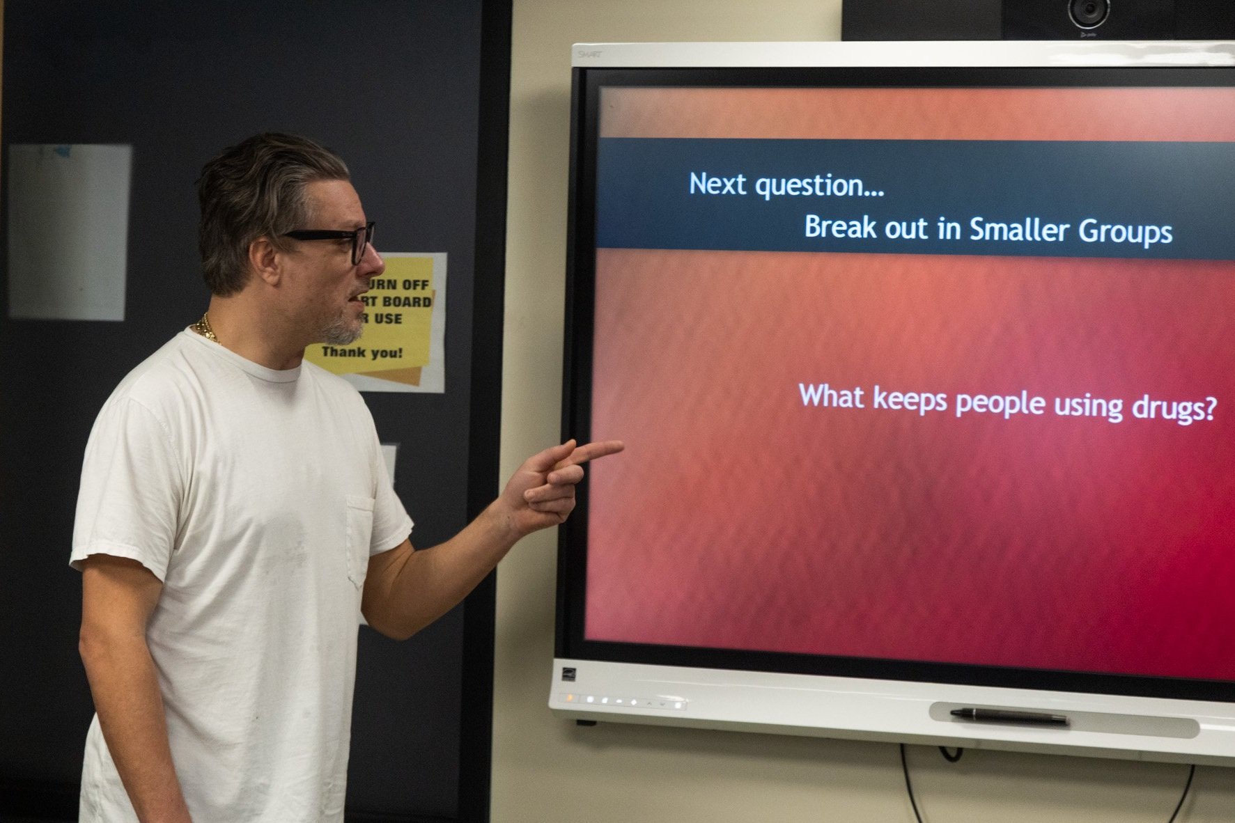 An abstract outline icon with a starburst contained within a circle shape.