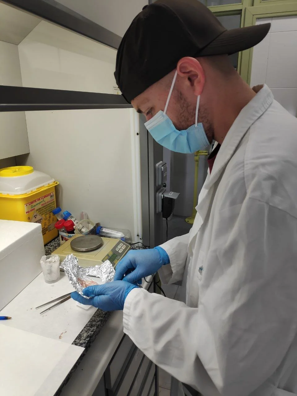 Pablo, gerente de Zahra del Alagón, analiza muestras en laboratorio