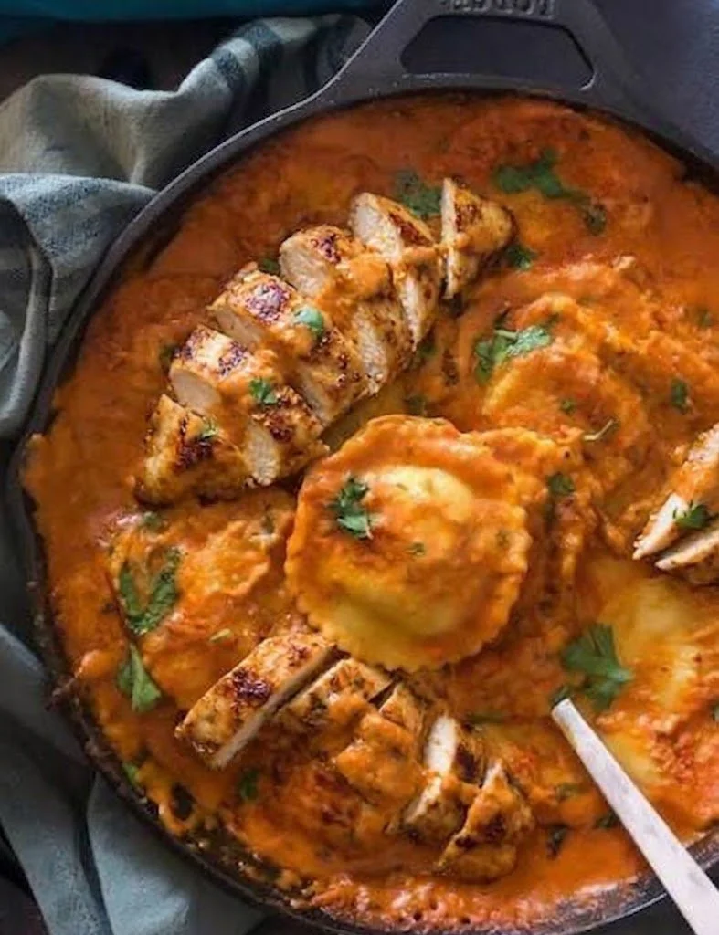 Cheese Ravioli alla Vodka w. Seared Chicken