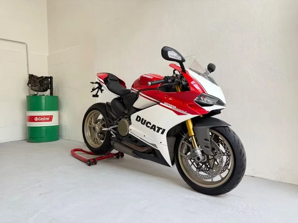 ducati_1299_2.jpeg