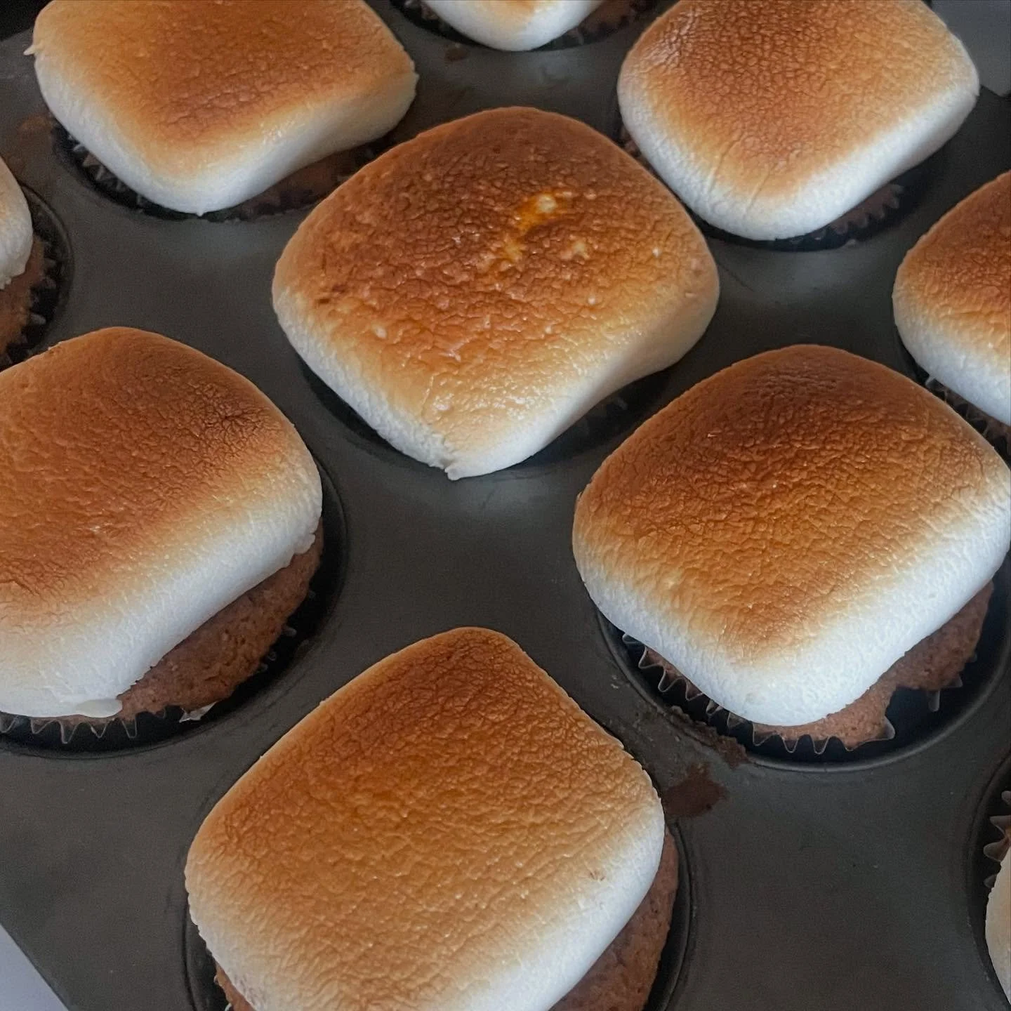 it&rsquo;s summer of s&rsquo;mores &amp; all I gotta say is.. yall are late to the game! S&rsquo;mores ALL DAY! EVERYDAY! These graham cracker cupcakes with a chocolate filling and toasted mallow top gives the elevated s&rsquo;mores experience. 🪵🔥?