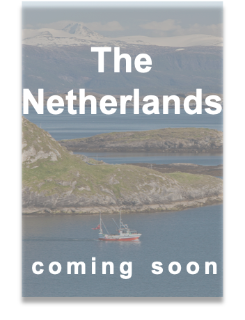 Holding cover for Amanda Geard's "The Glass Key" in Dutch.