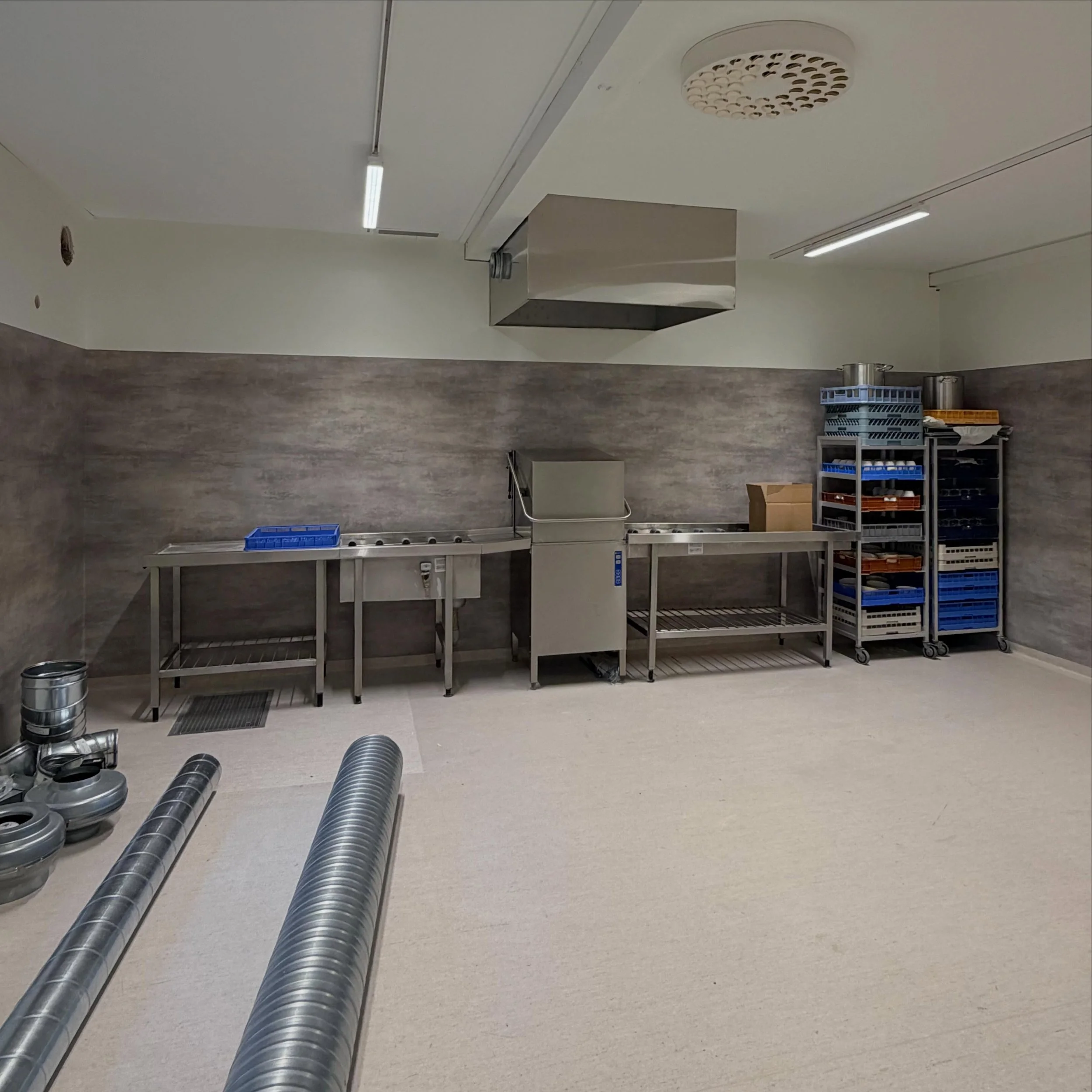 Bygget g&aring;r fort fram&aring;t! Idag har @akerlindsplat b&ouml;rjat montera fl&auml;ktk&aring;por till diskrum och bageriugn.  Nu &auml;r det inte m&aring;nga dagar kvar tills vi b&ouml;rjar baka 🥖🥐