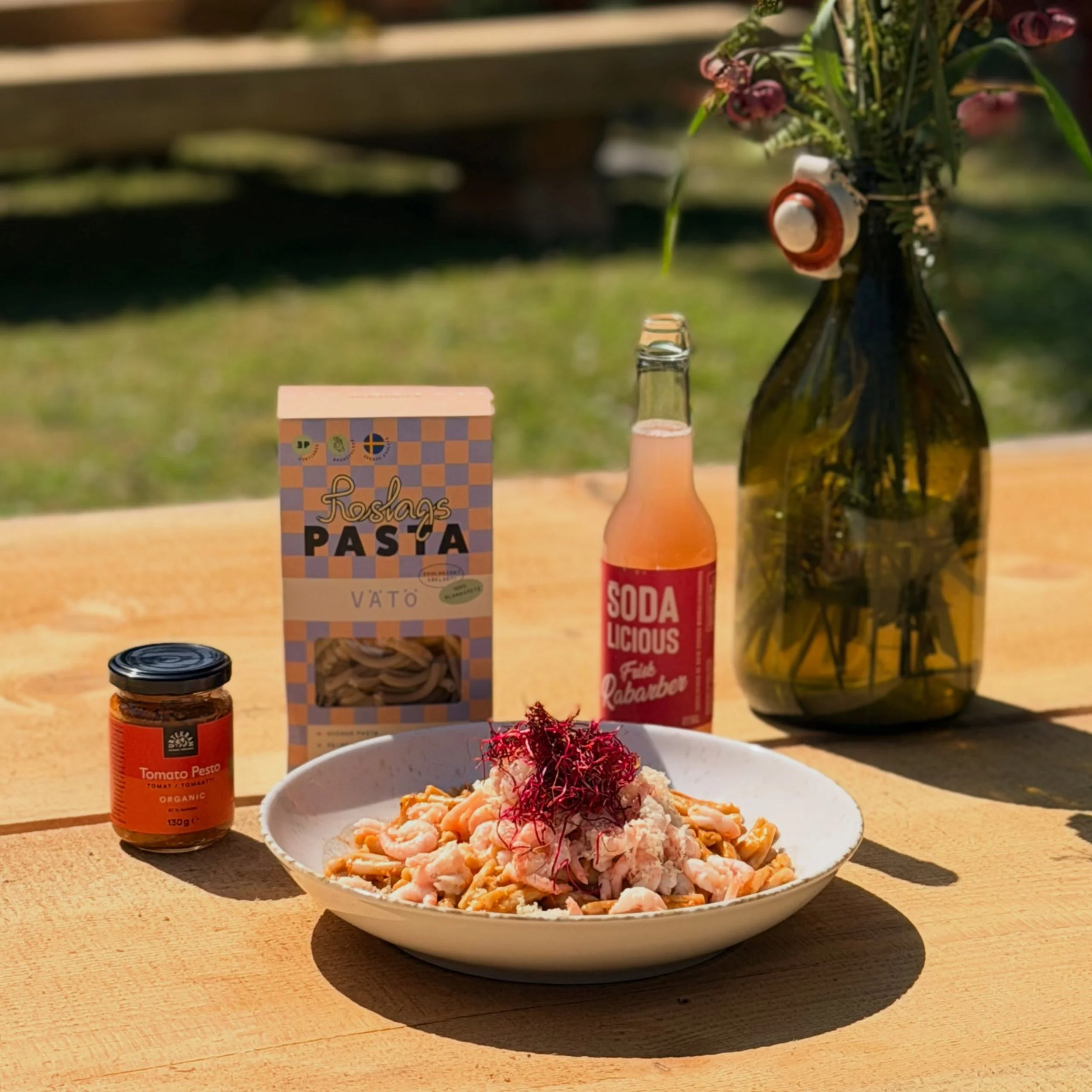 Hos oss hittar ni fantastiska r&aring;varor till en h&auml;rlig somrig m&aring;ltid, @roslagspasta , Eko-Pesto och dryck fr&aring;n @sodalicioussoda . Toppa med r&auml;kor, mozzarella eller lufttorkad skinka, (tyv&auml;rr &auml;r v&aring;ran butiksky