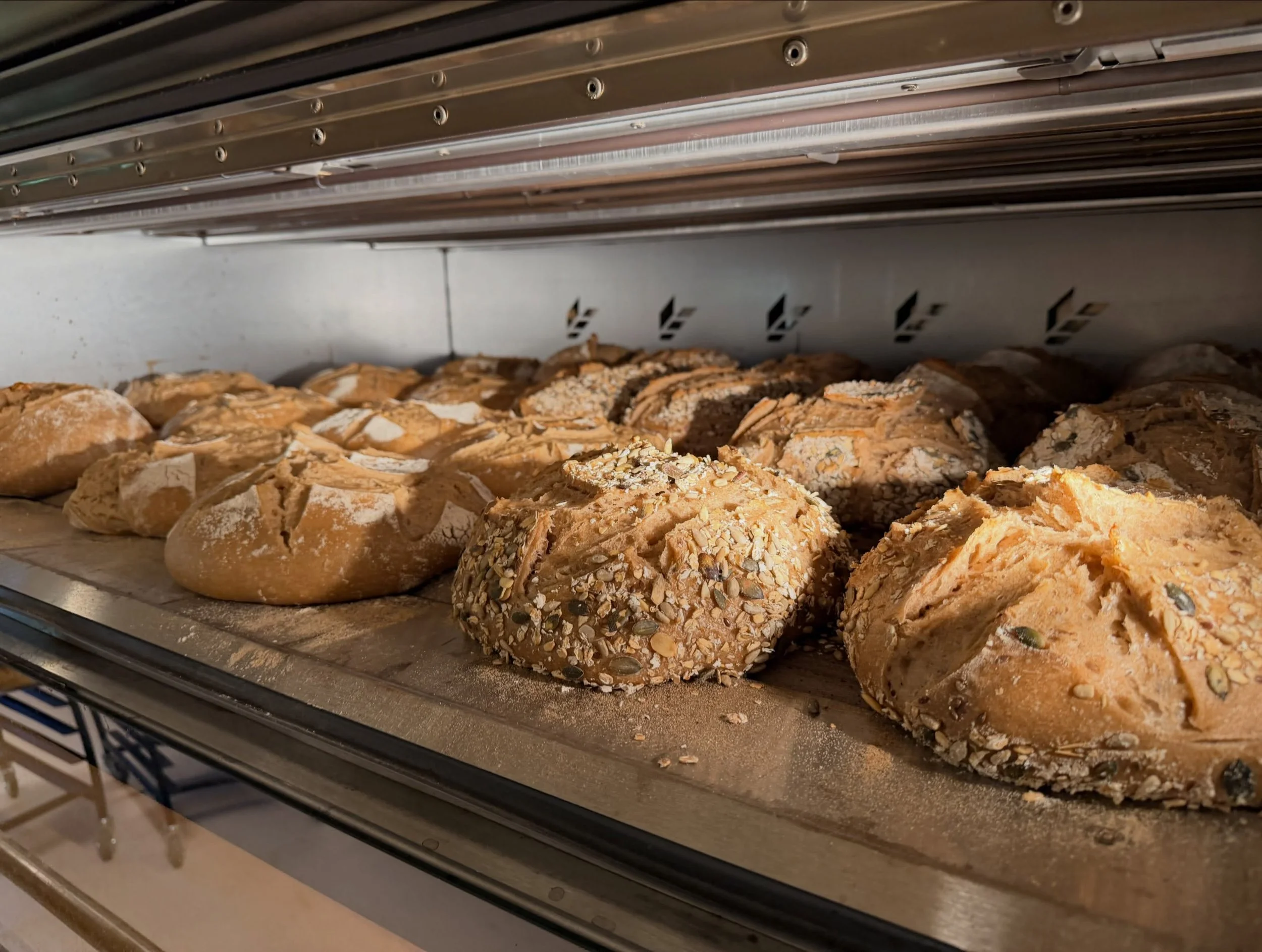 Idag fylls br&ouml;dhyllan av: Matjas-sur p&aring; &ouml;landsvete fr&aring;n Matjas g&aring;rd i hedesunda,  Valn&ouml;tslevain, Gammelsur, Grov Gammelsur, Levain, baguette, Kulturbr&ouml;d, Danskt r&aring;g

Sj&auml;lvklart finns bullar, wienerbr&o
