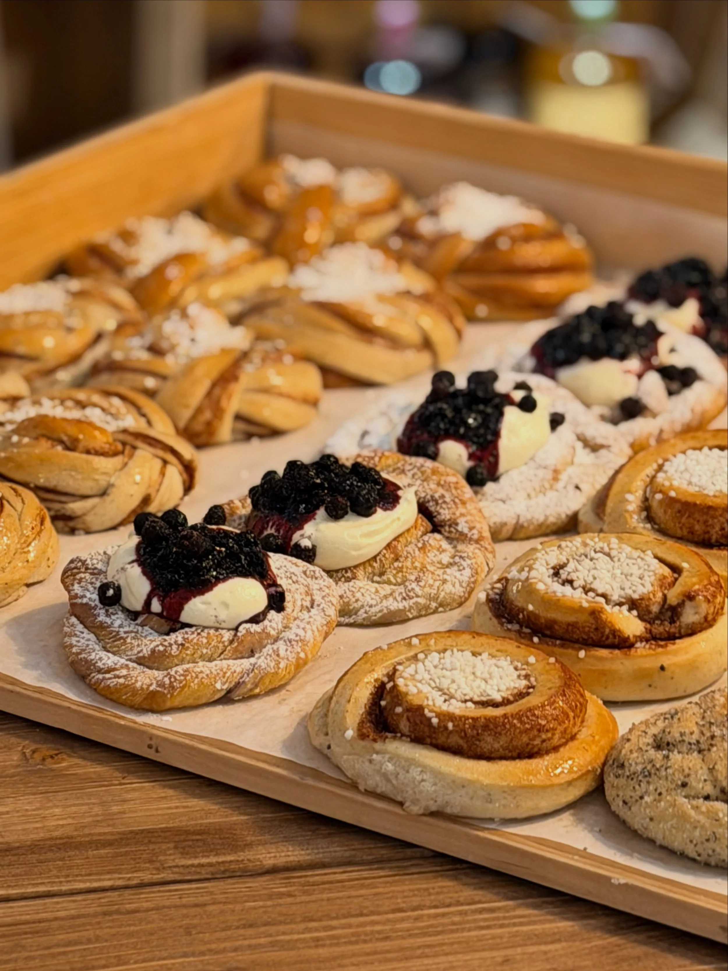 Tisdag och vi har &ouml;ppet som vanligt igen efter en lugn helg! 

Disken &auml;r p&aring;fylld med en massa godsaker, bland annat bl&aring;b&auml;rswienerbr&ouml;d, nybakade kanelbullar, kardemummabullar, prinsessbakelser och mycket mer. 🫐🥐🍰

Pe