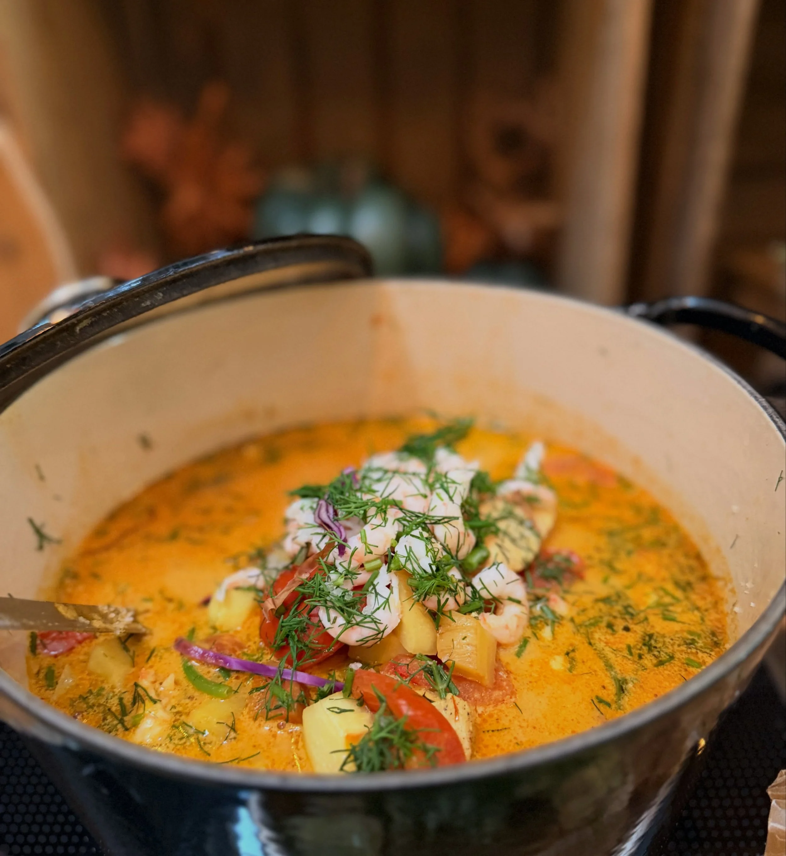 I veckan serveras fisk och skaldjurssoppa med Vildlax fr&aring;n H&aring;llstrands, f&auml;rska r&auml;kor, br&ouml;dbuff&eacute; och en massa tillbeh&ouml;r