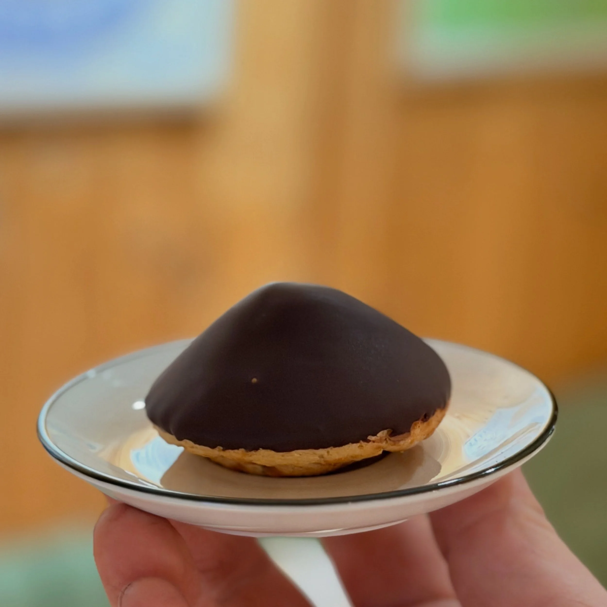 Chokladbiskvi, med Mandelbotten, chokladsm&ouml;rkr&auml;m och doppad i m&ouml;rk choklad. Sj&auml;lvklart Eko-Choklad fr&aring;n @malmochokladfabrik