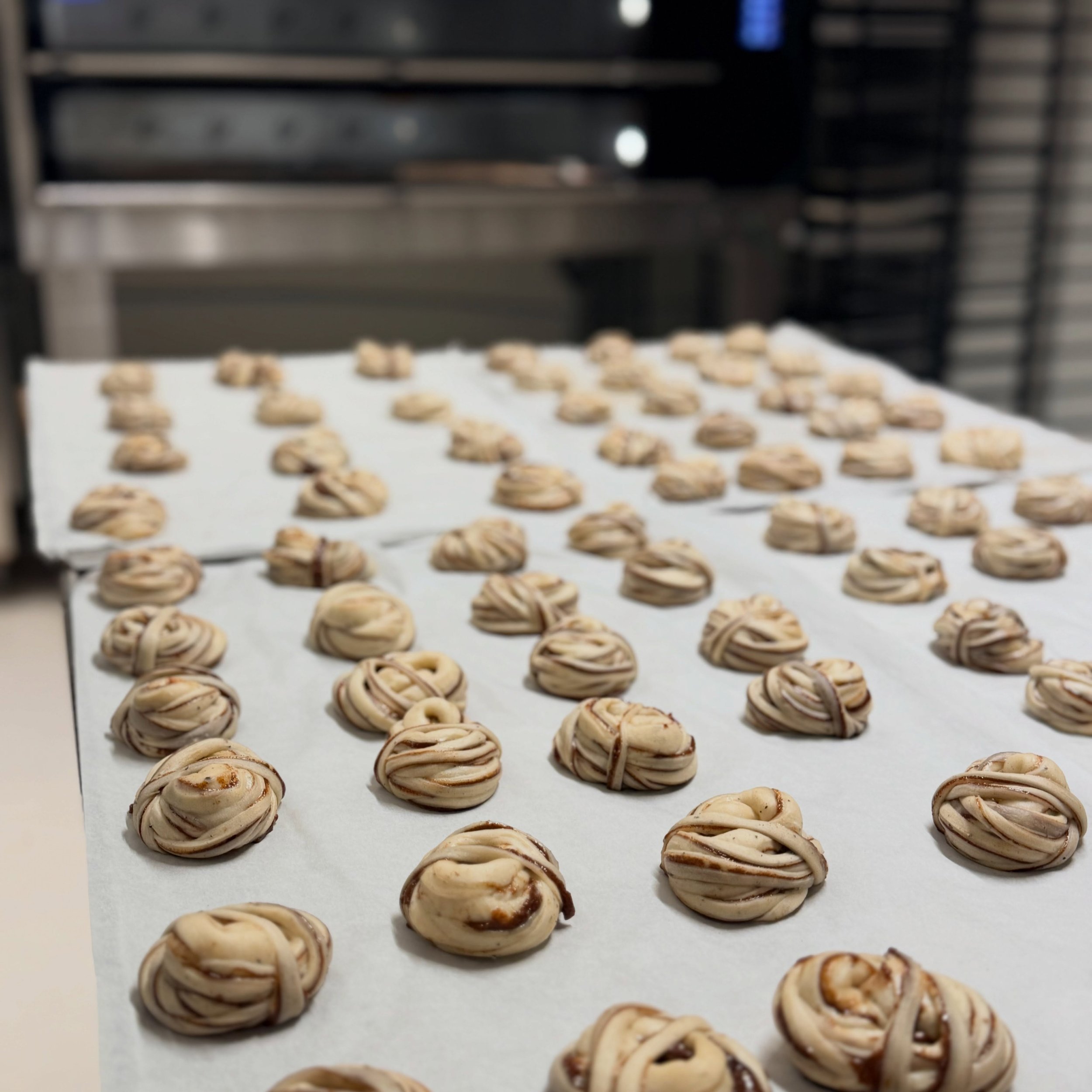 Bara n&aring;gra dagar kvar till Kanelbullens dag,  p&aring; fredag g&aring;r det bra att komma fr&aring;n kl 7 och k&ouml;pa med sig bullar, perfekt att bjuda kollegorna p&aring; jobbet, &auml;ven s&ouml;ndag g&aring;r det bra att komma tidigt.

F&o