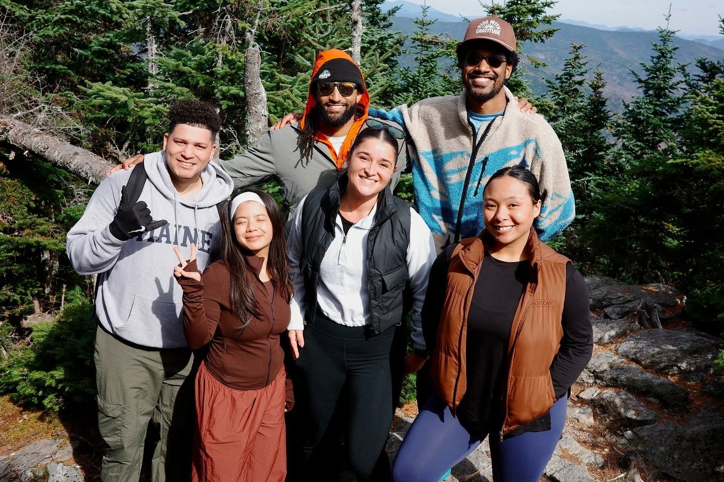 Foliage, friendship, and a little trail karaoke &mdash; Mt. Tecumseh, you were good to us 🍁🏔️
.
Super grateful for the peeps who came out to NH with us yesterday. The weather was great and the community was even better. At 3,997 ft in elevation, Te