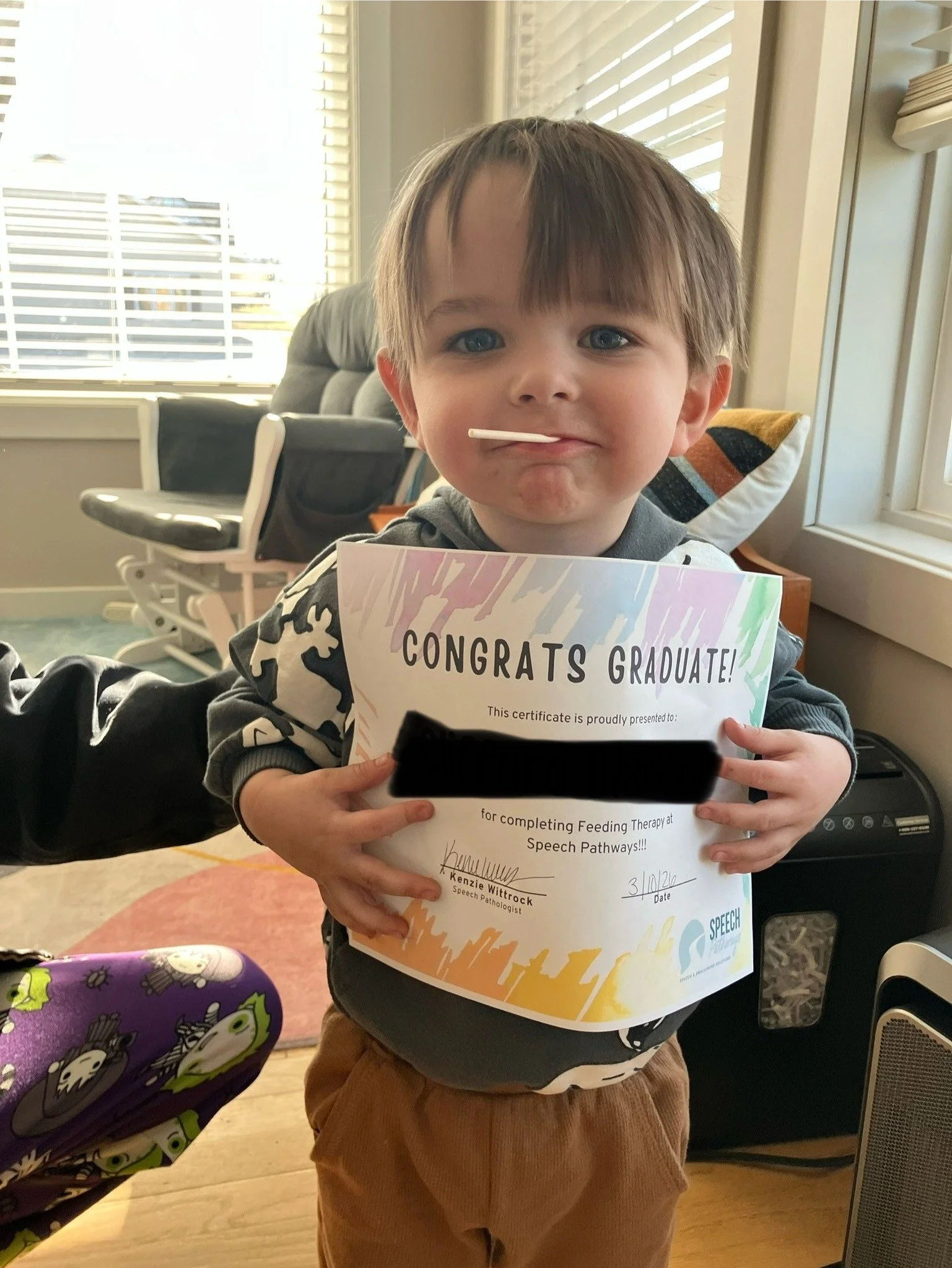 Graduated feeding therapy and celebrated the best way&hellip; with a sucker, of course! 🍭👏
🤩 Big win for this little rockstar!